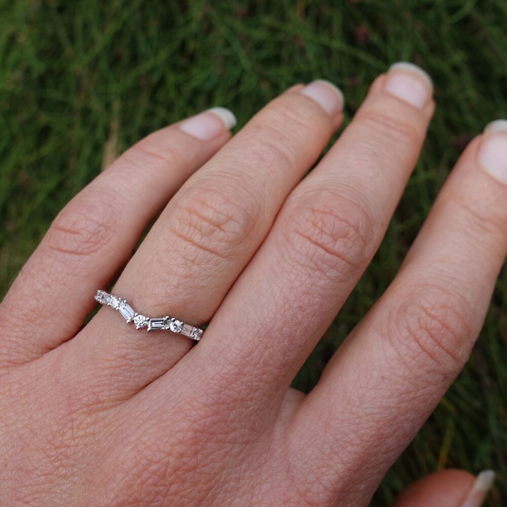 bert-jewellery-wedding-rings-seagrass-hand-model (1).jpg