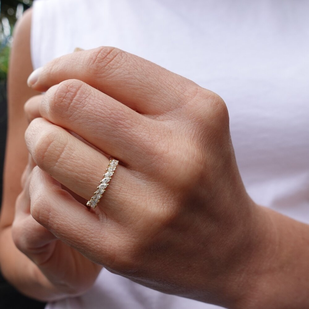 bert-jewellery-wedding-rings-ripple-hand-model (1).jpg