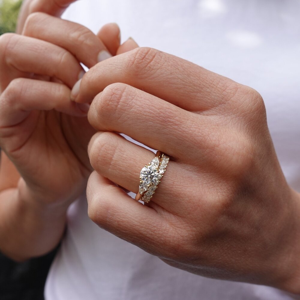 bert-jewellery-wedding-rings-ripple-hand-model (6).jpg