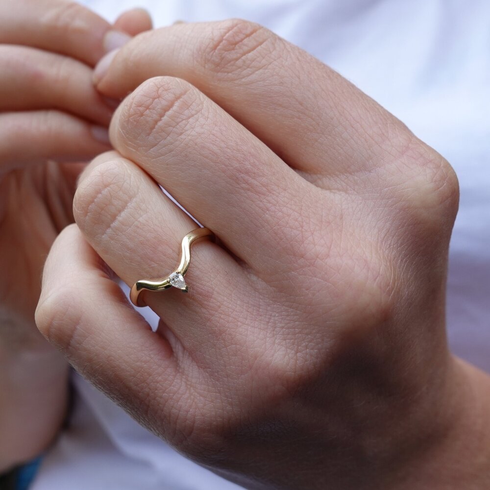 bert-jewellery-wedding-rings-pebble-hand-model.jpg