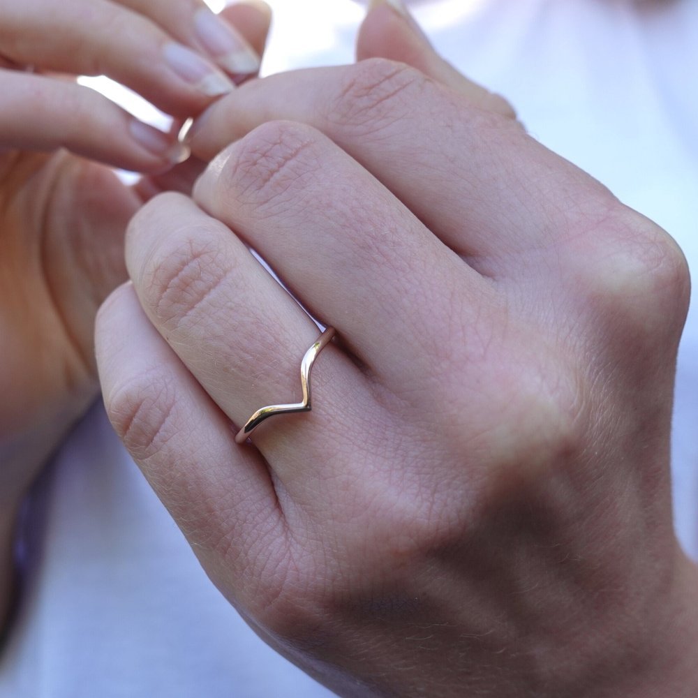 bert-jewellery-wedding-rings-flight-hand-model.jpg