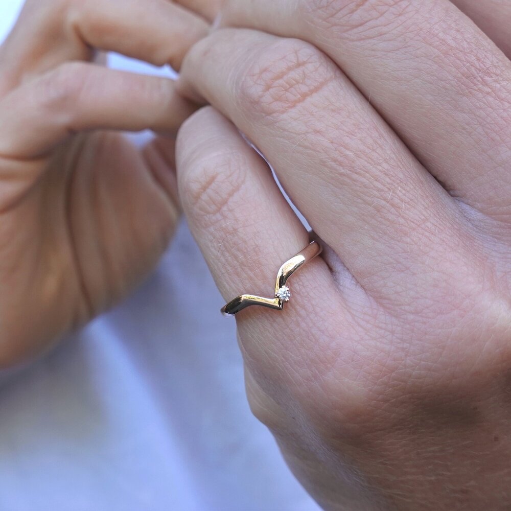 bert-jewellery-wedding-rings-dart-hand-model (2).jpg