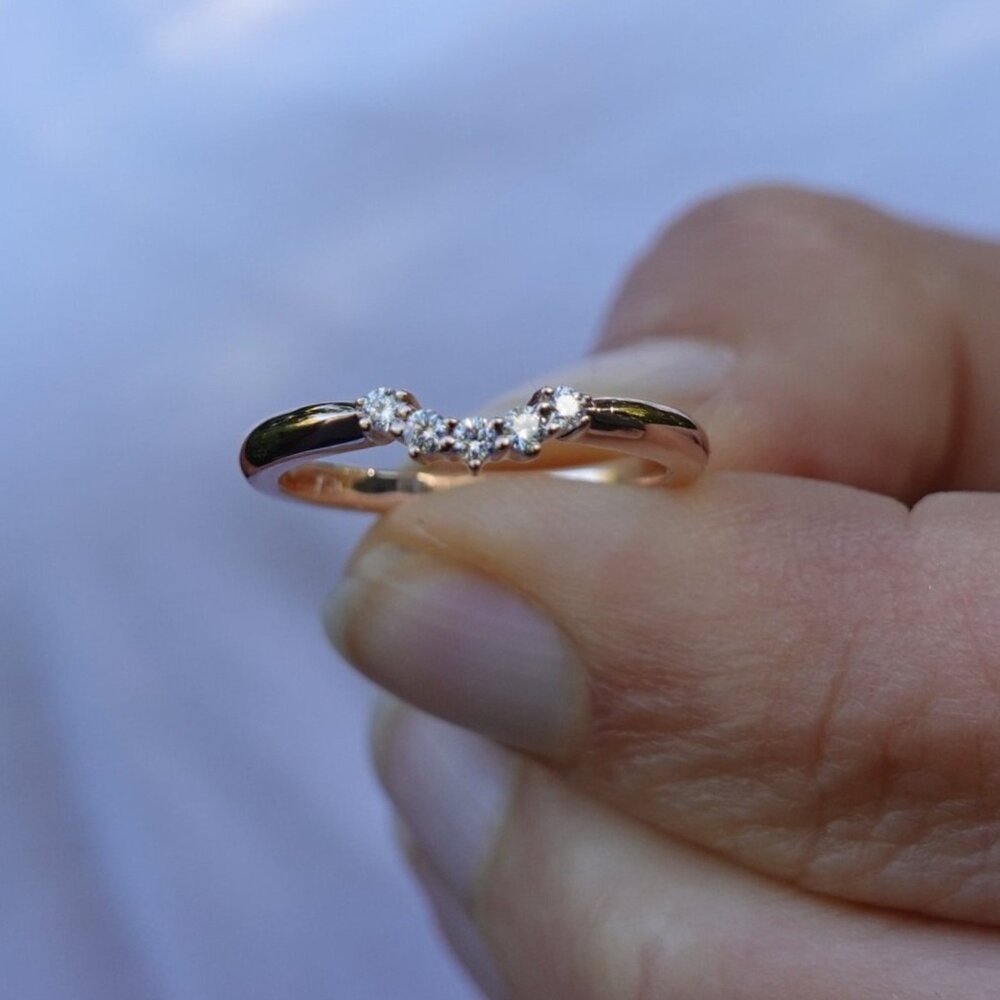 bert-jewellery-wedding-rings-cosmos-mini-hand-model (1).jpg