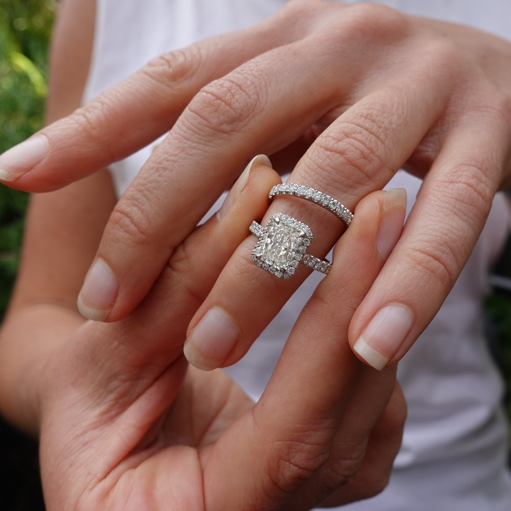 bert-jewellery-wedding-rings-twinkle-hand-model (2).jpg