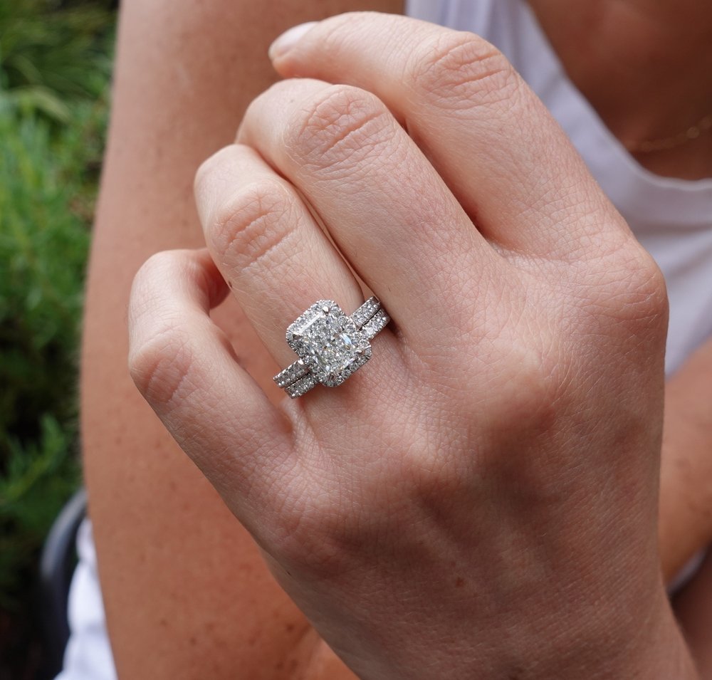 bert-jewellery-wedding-rings-twinkle-hand-model (3).jpg