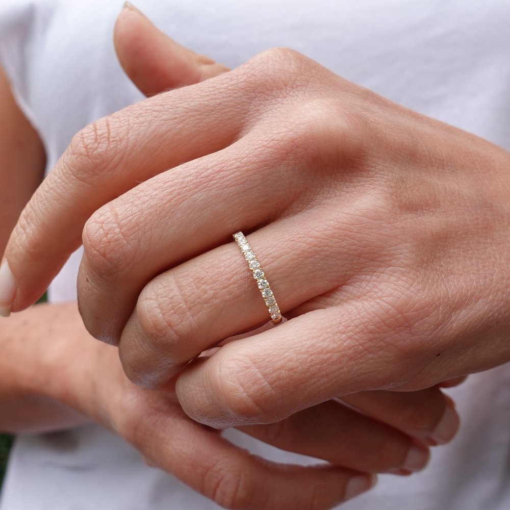 bert-jewellery-wedding-rings-twinkle-hand-model (5).jpg
