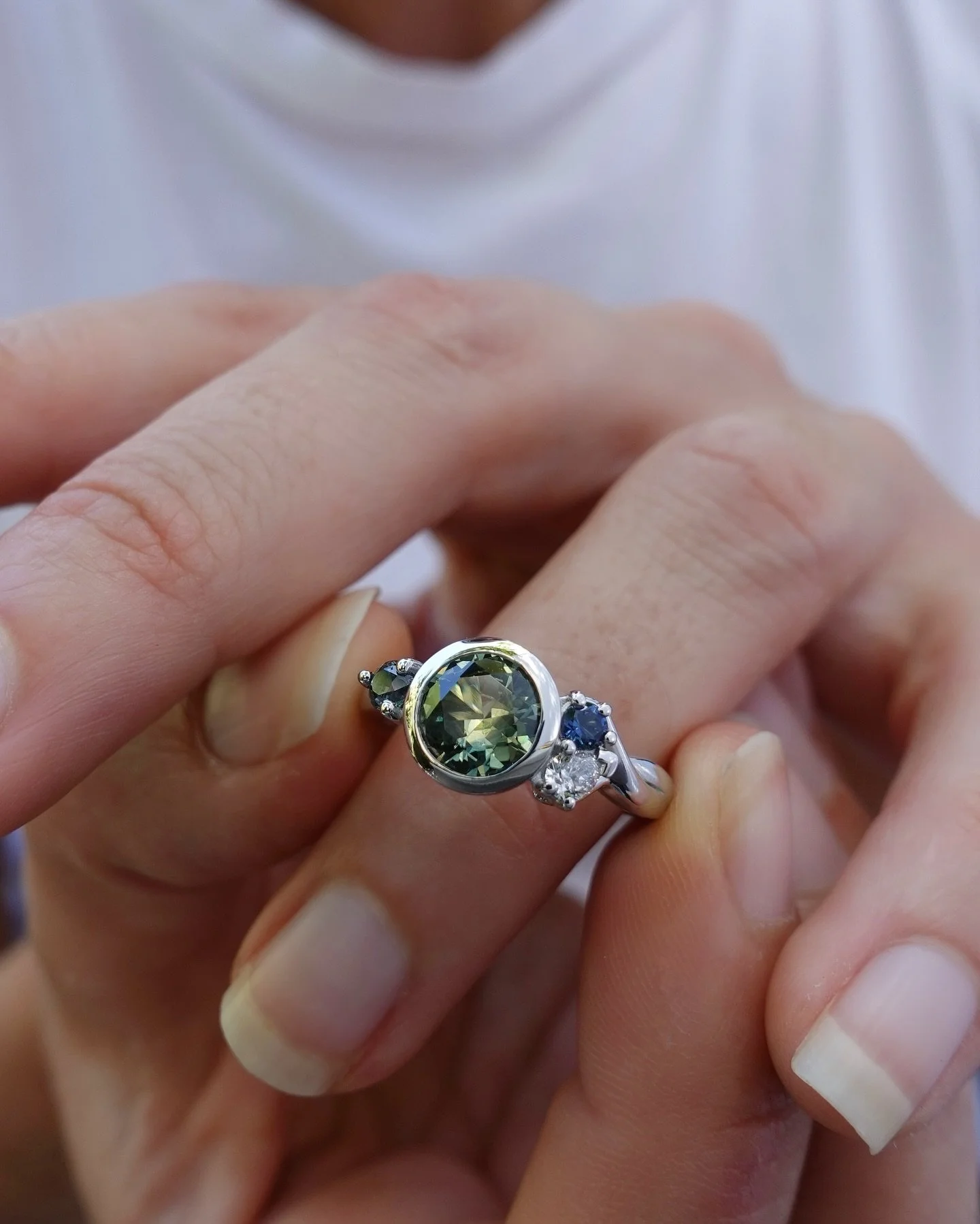 What a ring. The twist symbolising their lives intertwining 💞 That incredible Queensland sapphire. The asymmetrically set diamonds and sapphires 😍 Perfection. 🌈