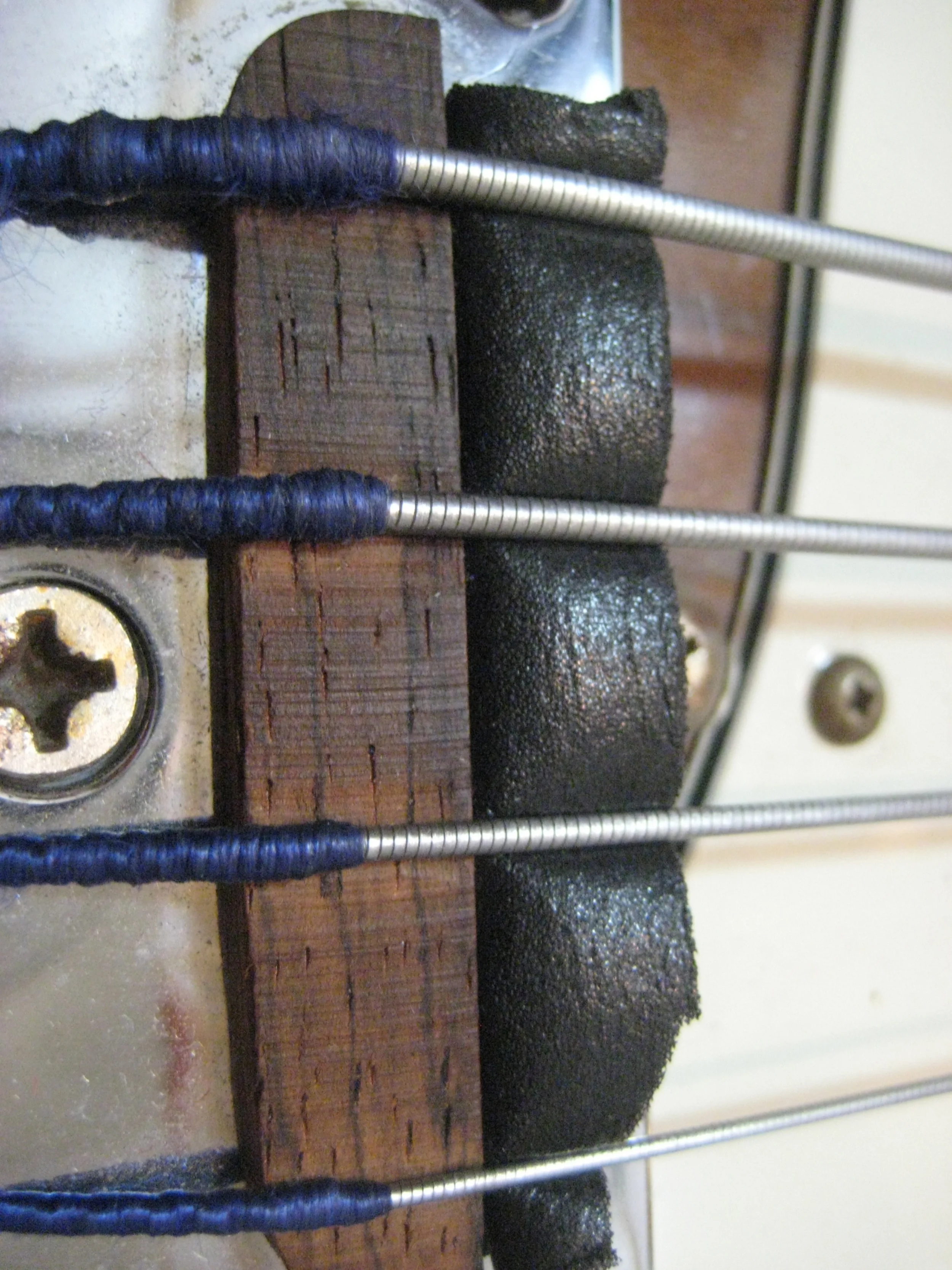  Foam rubber under flatwounds 