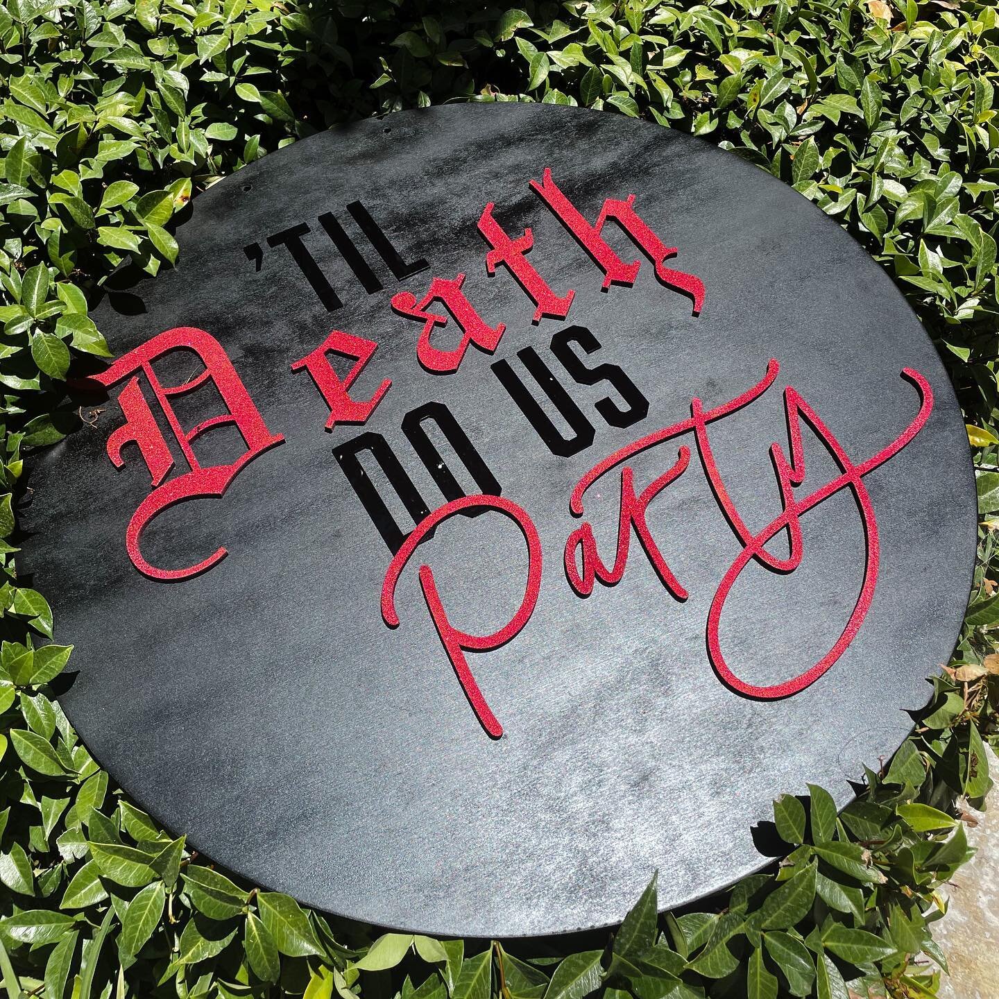 something a lil different than my normal style but when a client asks for signage for a &ldquo;death to my 20s&rdquo; party we glam it all the way up! ☠️❤️ she wanted a statement piece for her backdrop so we got a 30&rdquo; wooden circle and sprayed 
