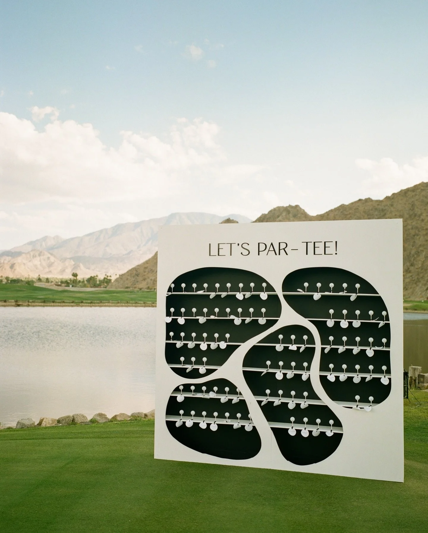 getting married at pga west? let&rsquo;s par-tee on the greens in style ⛳️✨this golf-inspired escort wall was a total hole-in-one &mdash; and a true team effort 🫶🏽

kham and her team @helloprettyevents brought the vision to life so beautifully &mda