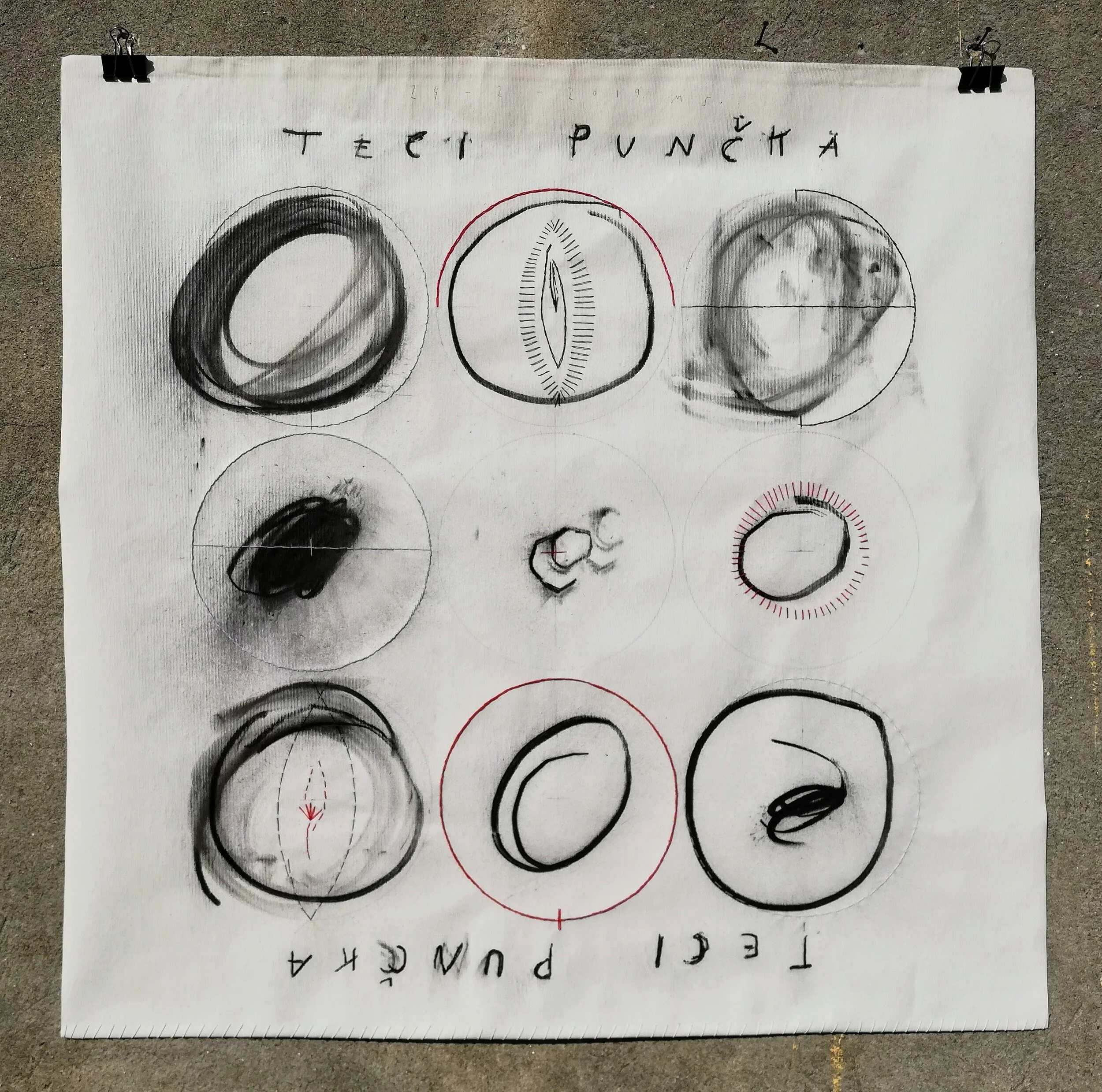 Mojca Senegačnik, teci punčka, teci, 2019, oglje in sukanec na platnu, 75 x 75 cm, cena: 678,00 eur.