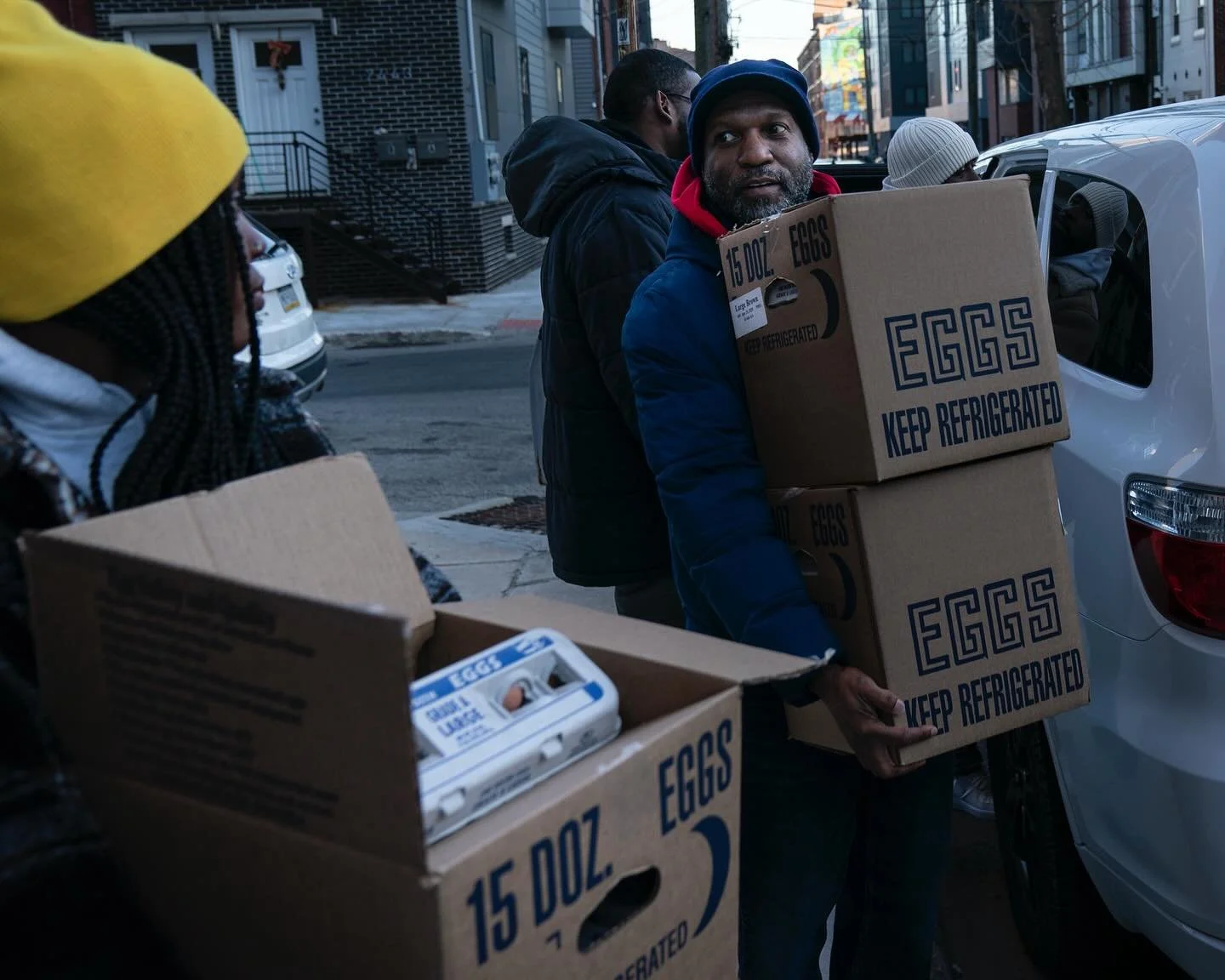 Local organic farmers gave away 300 dozen eggs in response to rising egg prices as the avian flu continues to disrupt food supply chains. 
📷 @bloomberg