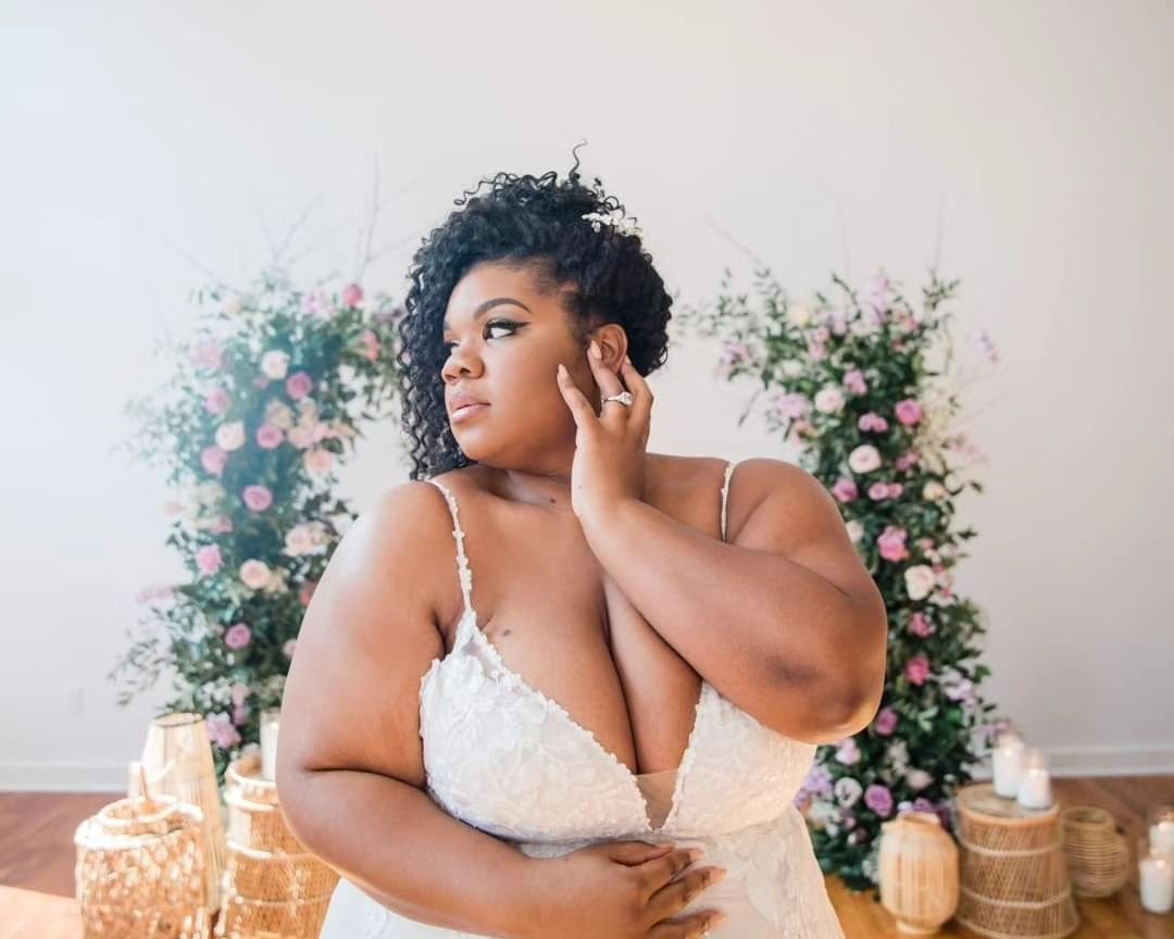 We often don't see a lot of curvy brides in mainstream wedding publications and it's not for the lack of them existing, but it could be a lack of flattering poses offered to plus size women to truly accentuate their beauty. So I wanted to do a blog a