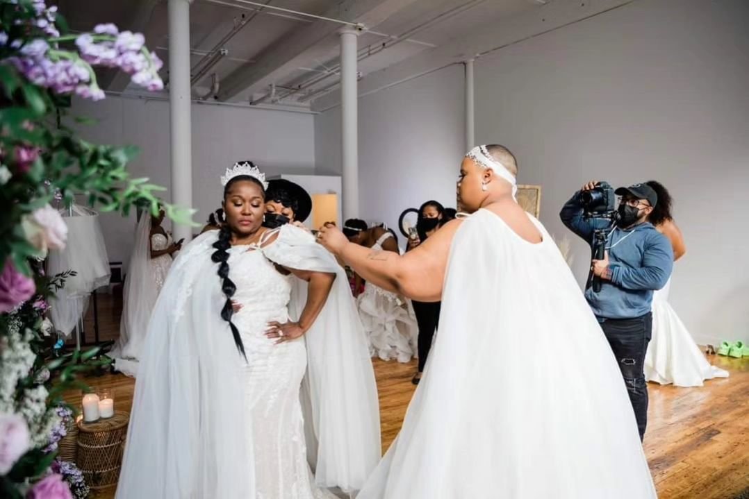 We all win when we adjust each other's crowns 👑 #MegapixelsMedia.com

#CurvyDoneRight

Planner @jessicajevents @theothersidecreatives
Venue @pampasrootsstudio 
Bridal Gown + Accessories @elitesecretsbridal @elitedesignhouseofmd 
Photographer/Videogr