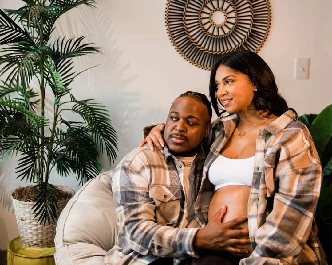 Embrace this relaxing maternity session featuring cozy cuddles, stylish ensembles, and cherished memories at @favencreativestudio 🤎 
Often, the coziness and peace shared between partners during a maternity session go unnoticed. But Porsha and David 