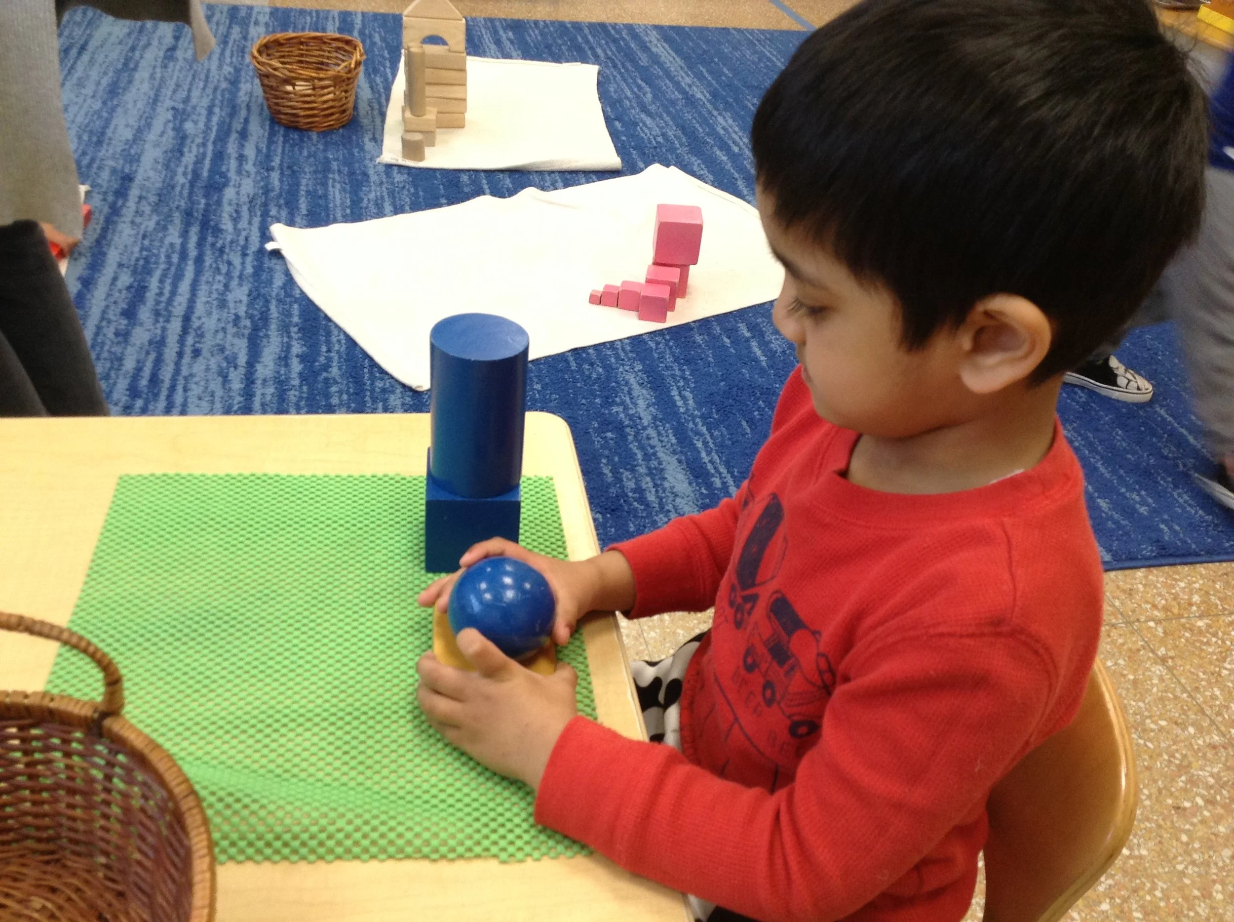 Exploring the Geometric Solids : cube, sphere and cylinder 
