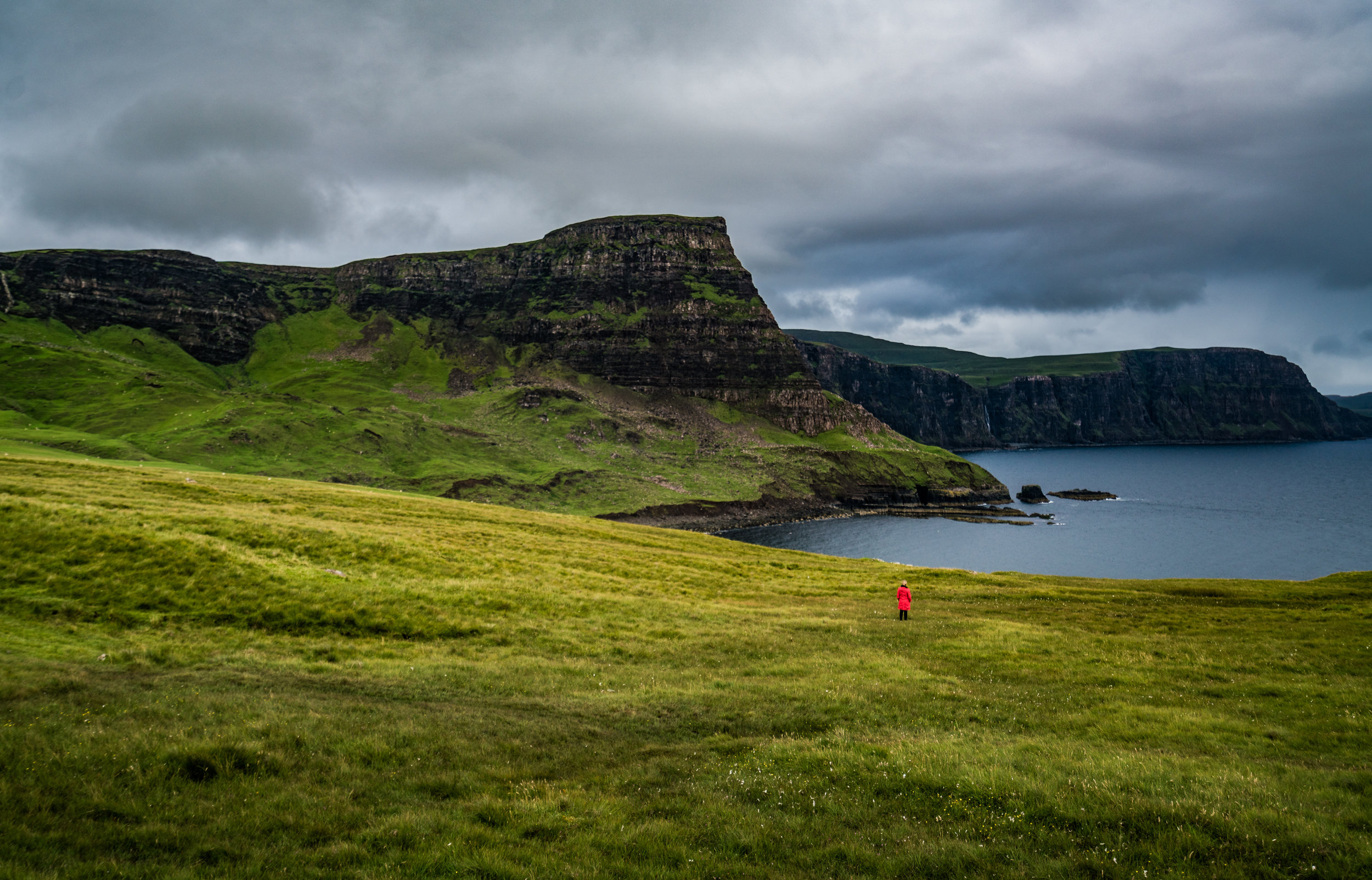 Girl in the red coat. This is the view to the SE from the Neist Point parking lot. Neist Point is by far the most spectacular bit in that immediate area, but there are a number of different scenes in the area, every which way you look.