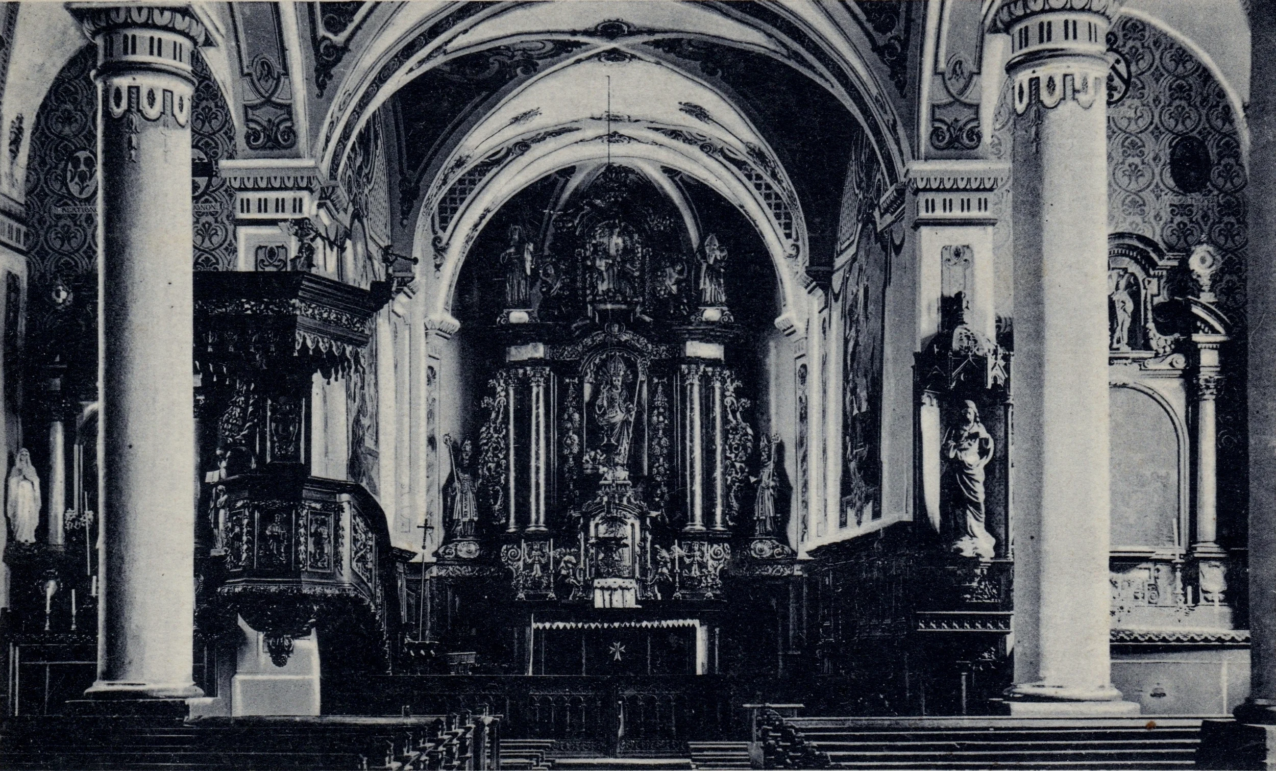Interior of Hosingen’s church before WWII.