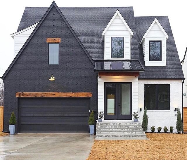 What do you guys think of the unexpected black exterior paint on this cute home? 
Would you paint your home black? 🖤 🙌 .
.
.
.
.
.
📸 @levenhomes