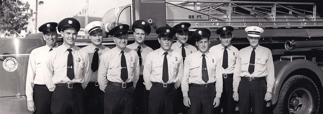 ED DANIEL, JIM GESLER , CHARLIE RUSSELL , JIM HEYING , JAMES MC MAHON            LATE 50'S , AT OLD HQ. , 115 E. BROADWAY  ( 6621 LADDER TRUCK )                DON  BERGER , AUGIE FITZ , DUANE CARPENTER , BOBBIE PHILLIPS , ED STRINGER .jpg