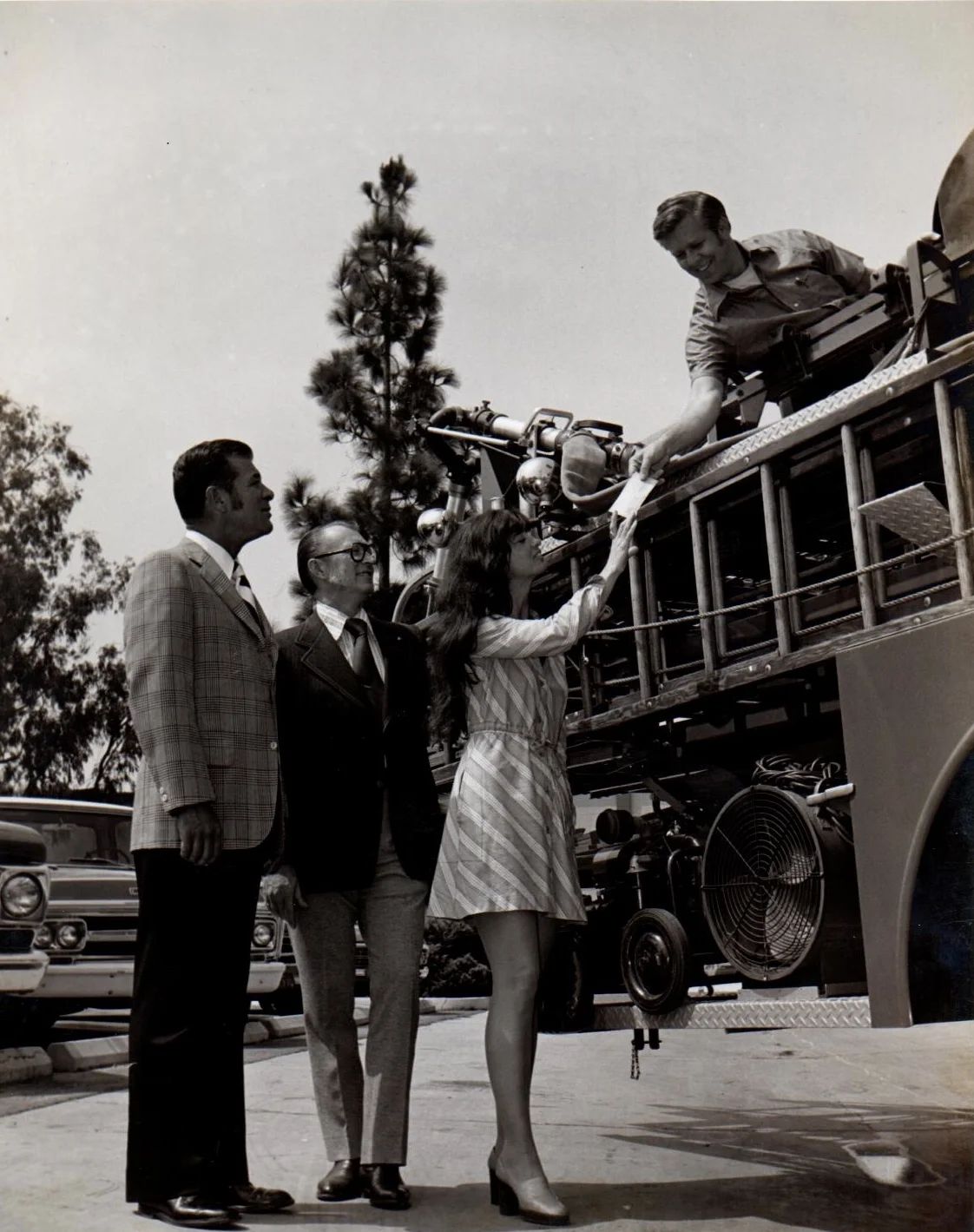 1973-Chief Riley , Mayor Bill Thom , Pat Allen (Uci burn center), Jan Hagan (AFA president)