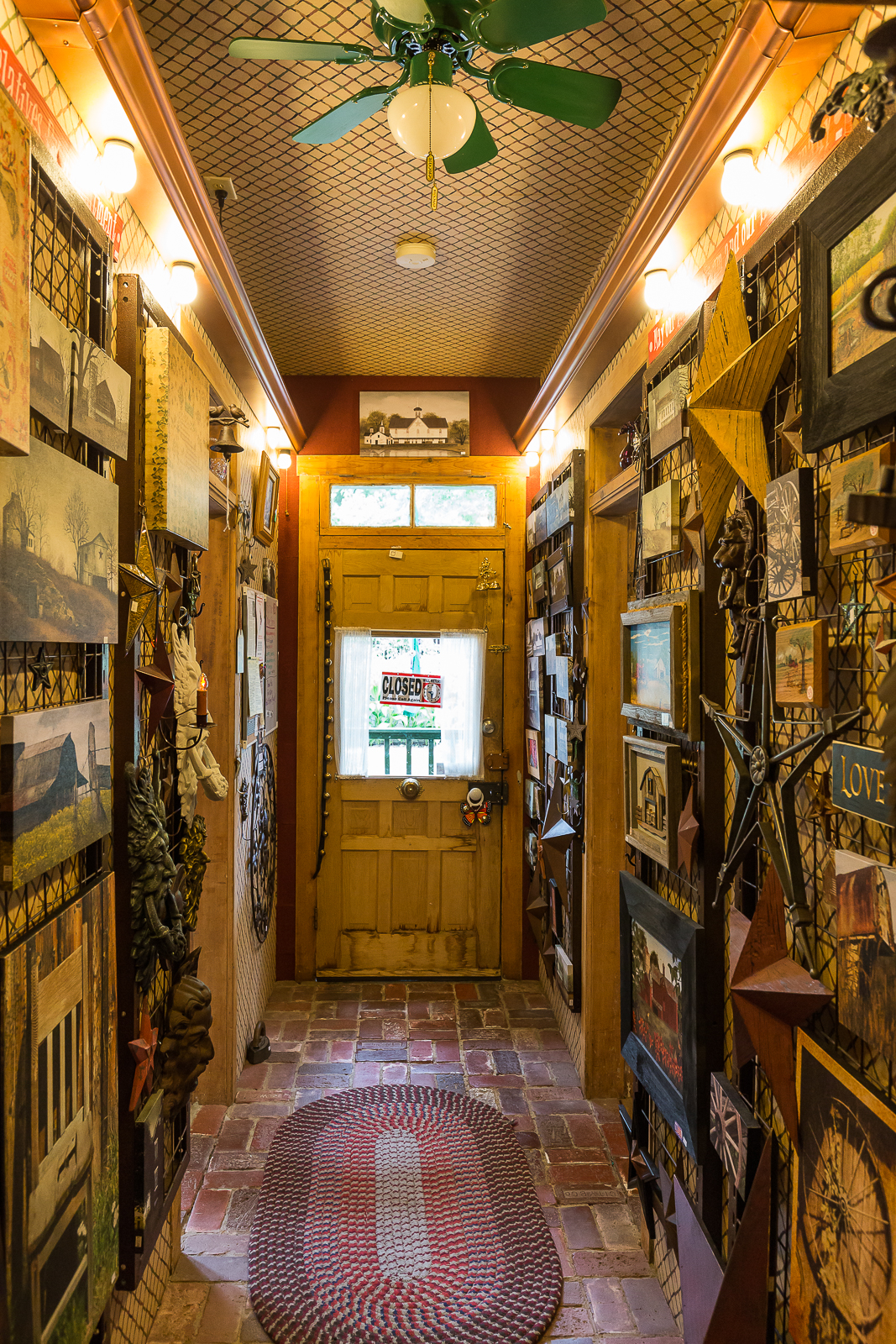  Inside an antique shop. Purchased some root beer here. 