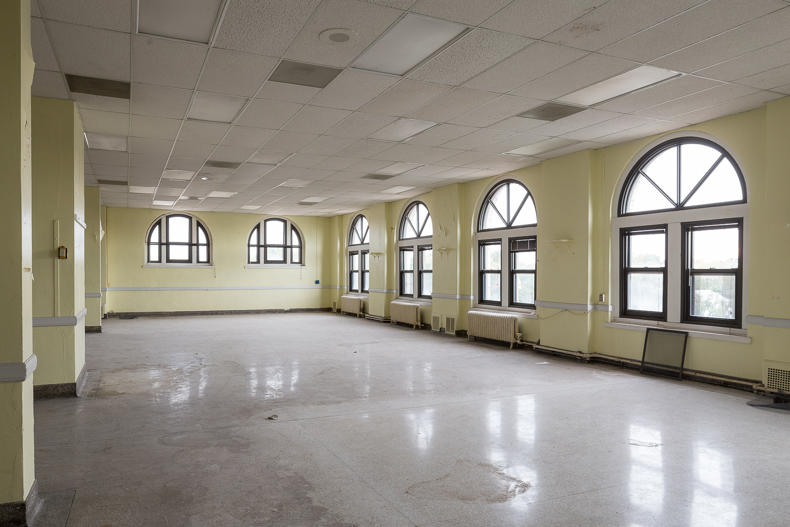  Here is the cafeteria at the fourth floor. 