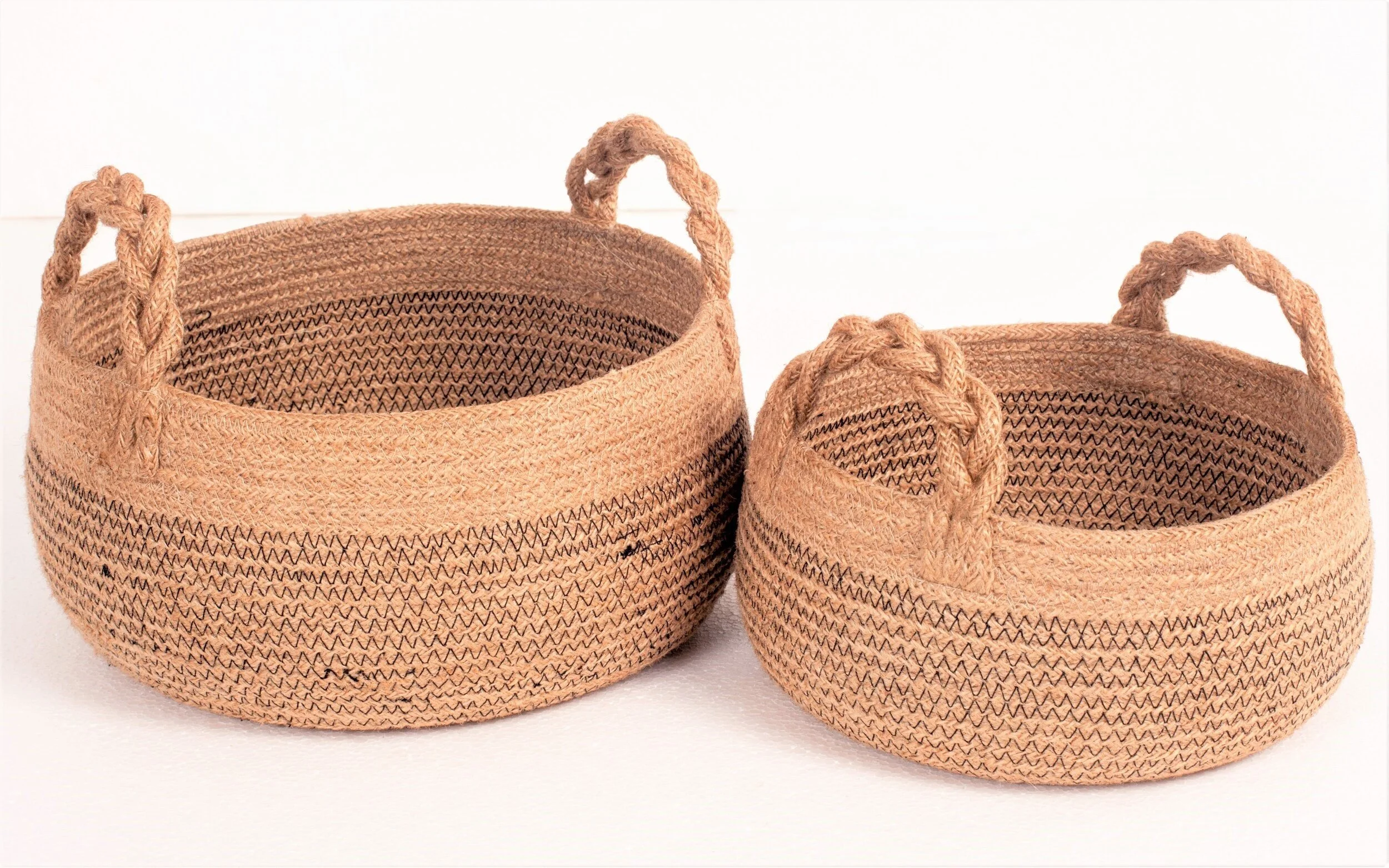 Jute Round basket With Handle (1).jpg