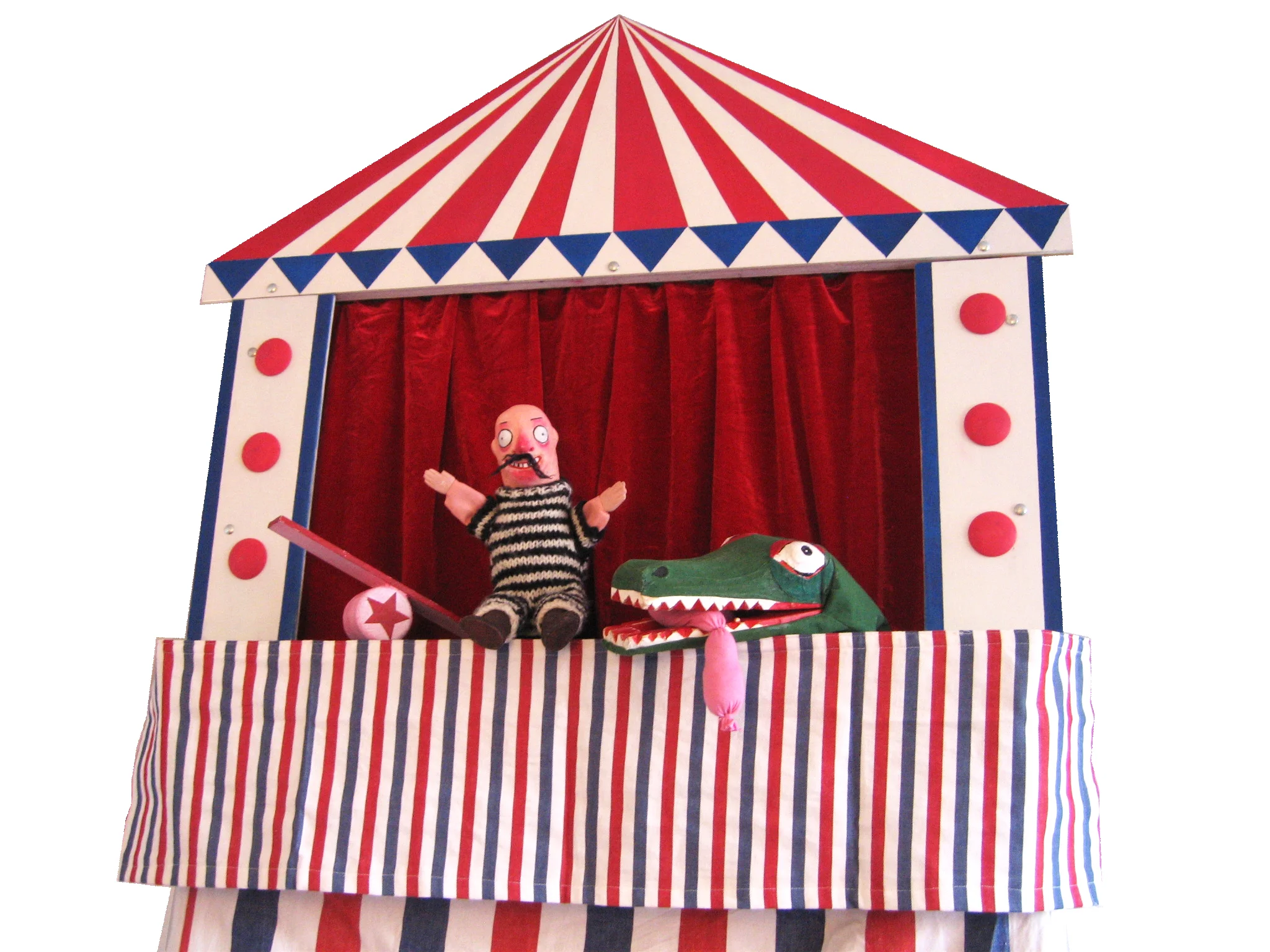  Circus Strada on tyylilajissaan Punch and Judy-, Pulcinella- ja Kasper- nukketeatteriperinteitä edustava esitys, jossa jätetään tilaa myös improvisoinnille ja yleisön reaktioille. Esityksen painopiste on toiminnassa, joten sitä voi seurata kaiken ki