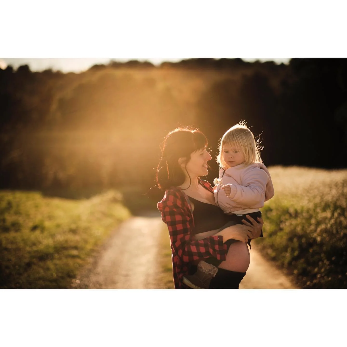 Hi ha moments que passen i no tornaran mai m&eacute;s ❤️✨#masdeufotografs #masdeusessiomaternitat
.
.
.
.
#santceloni #embaras #sessioexterior #fotografprofessional #lightinspired