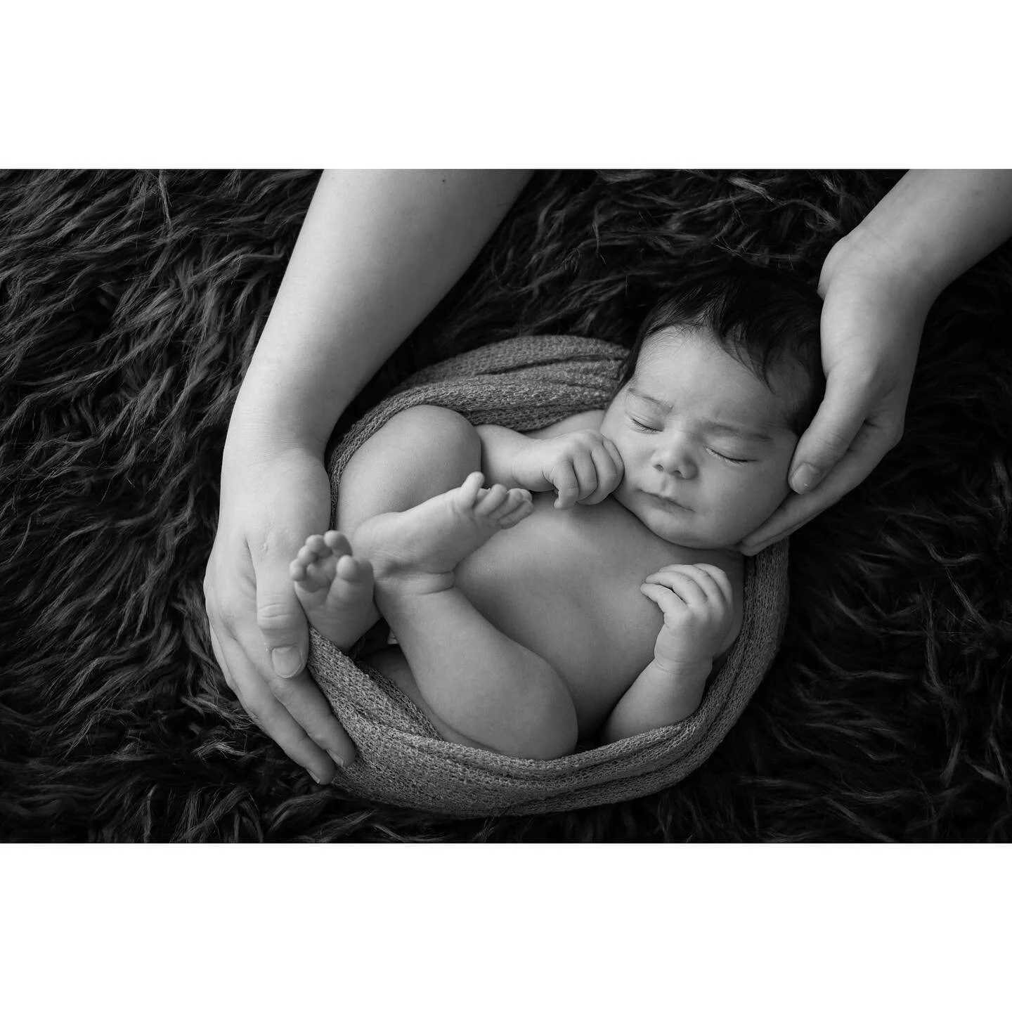 Quan estan inquiets a vegades nom&eacute;s cal apropar-los la m&agrave;, saber que tenen alg&uacute; al seu costat, que no estan sols, res m&eacute;s. I potser aix&ograve; ho necessitem tota la vida #masdeufotografs #masdeunewborn
.
.
.
.
#santceloni