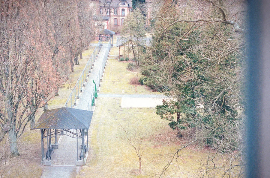 Noch im Koma liegend, brachte man mich nach etwa 2 Wochen zur weiteren stationären Behandlung in die Neurologische Rehabilitationsklinik Beelitz.