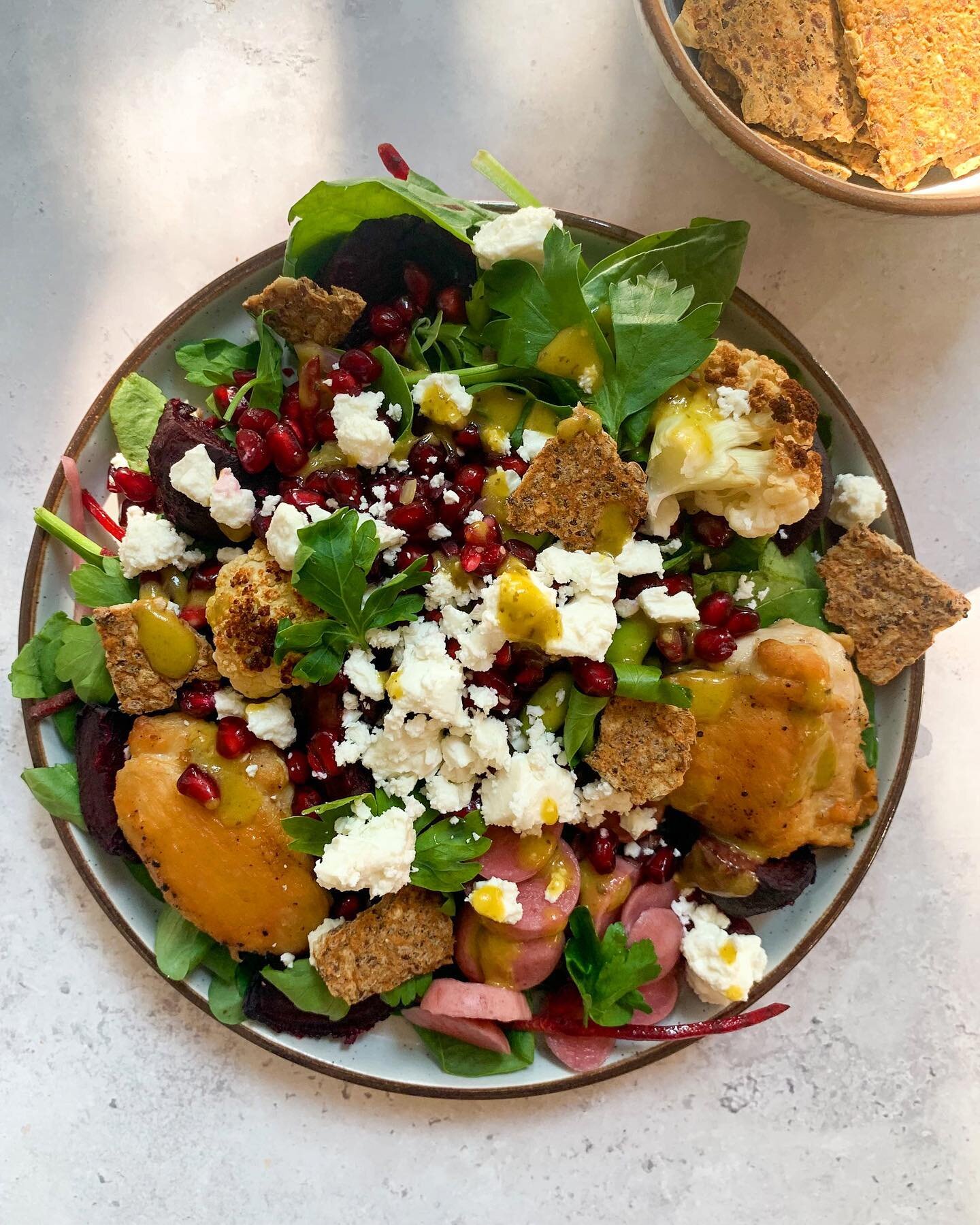 You know what they say. A salad a day keeps the doctors away&hellip; Especially when it&rsquo;s topped with our crunchy baked seed snacks!
.
This beauty by @chischomps contains a huge array of colourful, fibre packed ingredients including mixed leave