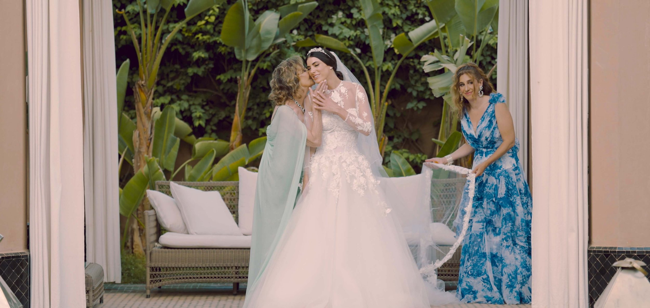 Alexandra & Raph - Wedding Film Highlight.mov_snapshot_02.10.802.jpg