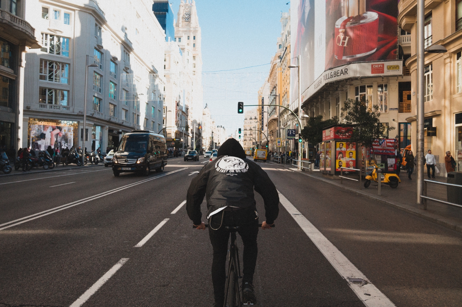 Carlos riding through Gran vía wearing the new rain coat of NLA.