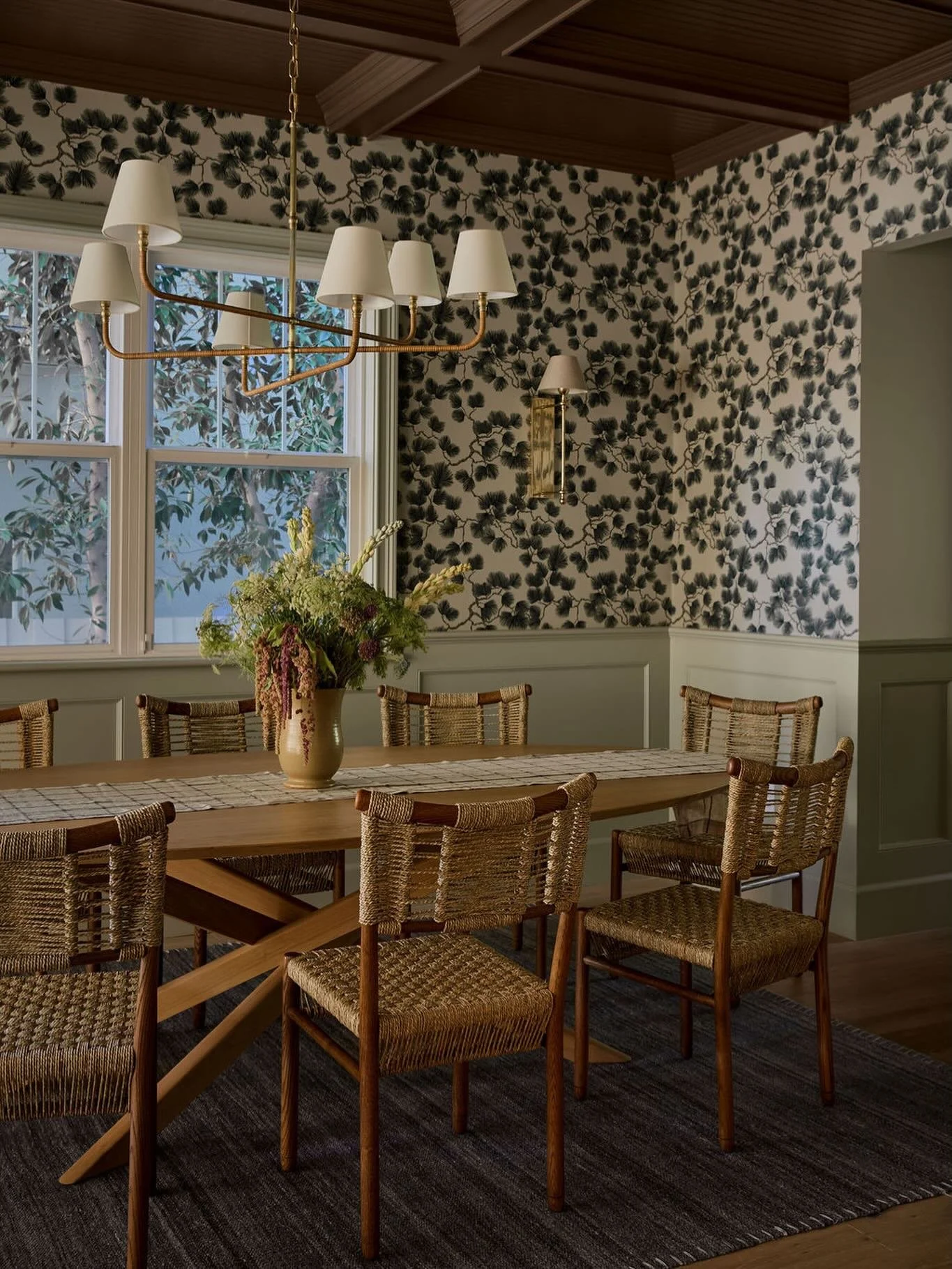Just obsessed with this dining room; a new lighting plan, gorgeous sconces, one of our favorite wallpapers and a chocolate coffered ceiling that transports you. 

interior Design by us @designhutch.la 
Photography by @tinamichellephoto