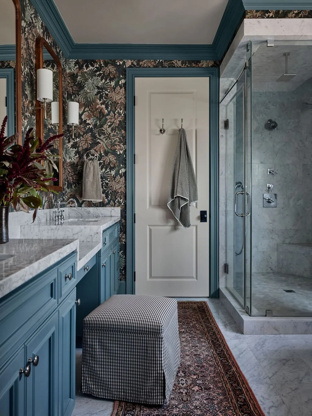 A primary bathroom that you don&rsquo;t want to leave. Gorgeous paint and wallpaper that fully transformed this space. 

Interior Design by us @designhutch.la 
Photography by @tinamichellephoto