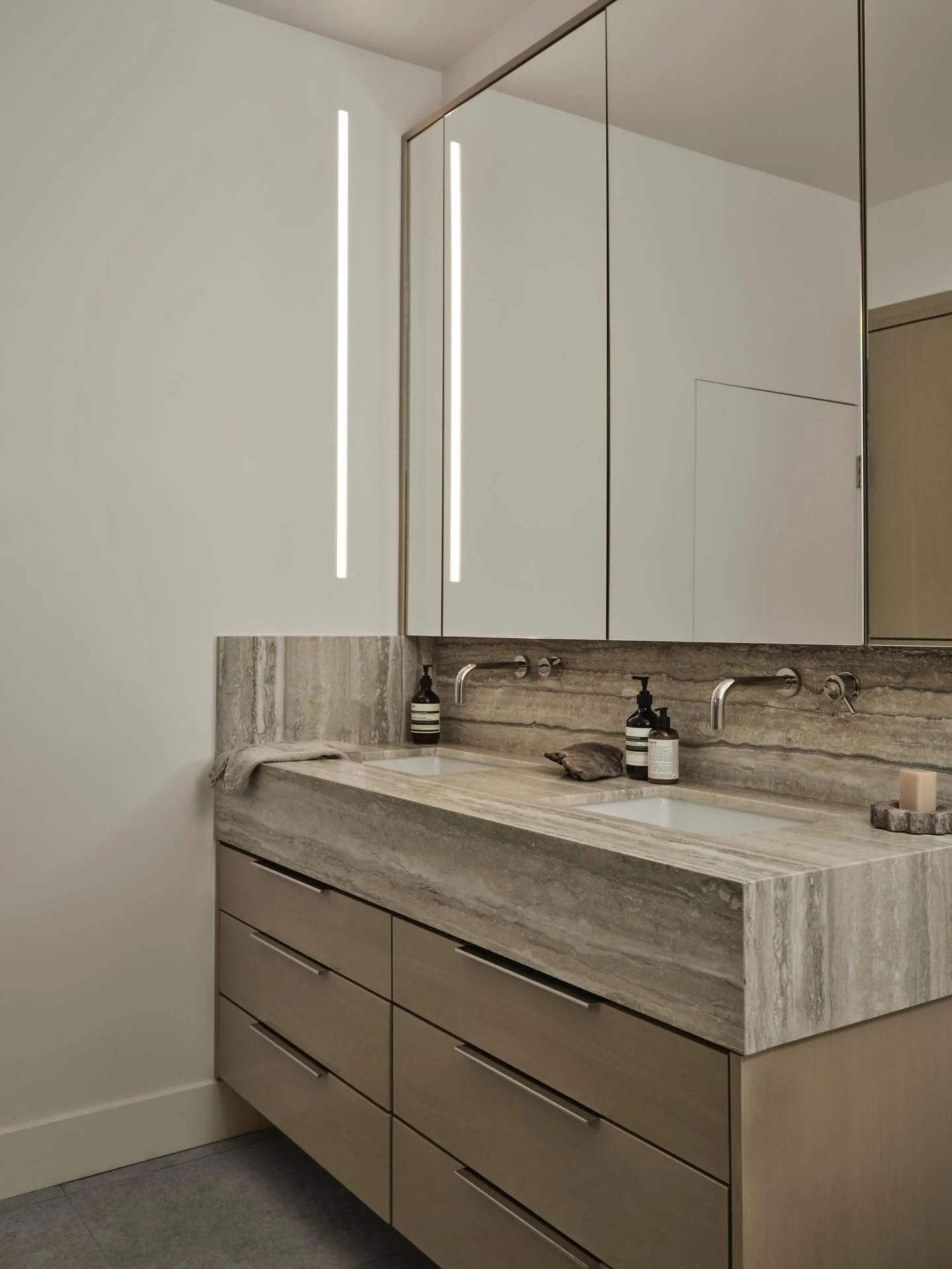 A warm and contemporary bath in this gorgeous modern home we renovated almost every inch of. 

Interior Design by us @designhutch.la 
Photography by @madelinetolle