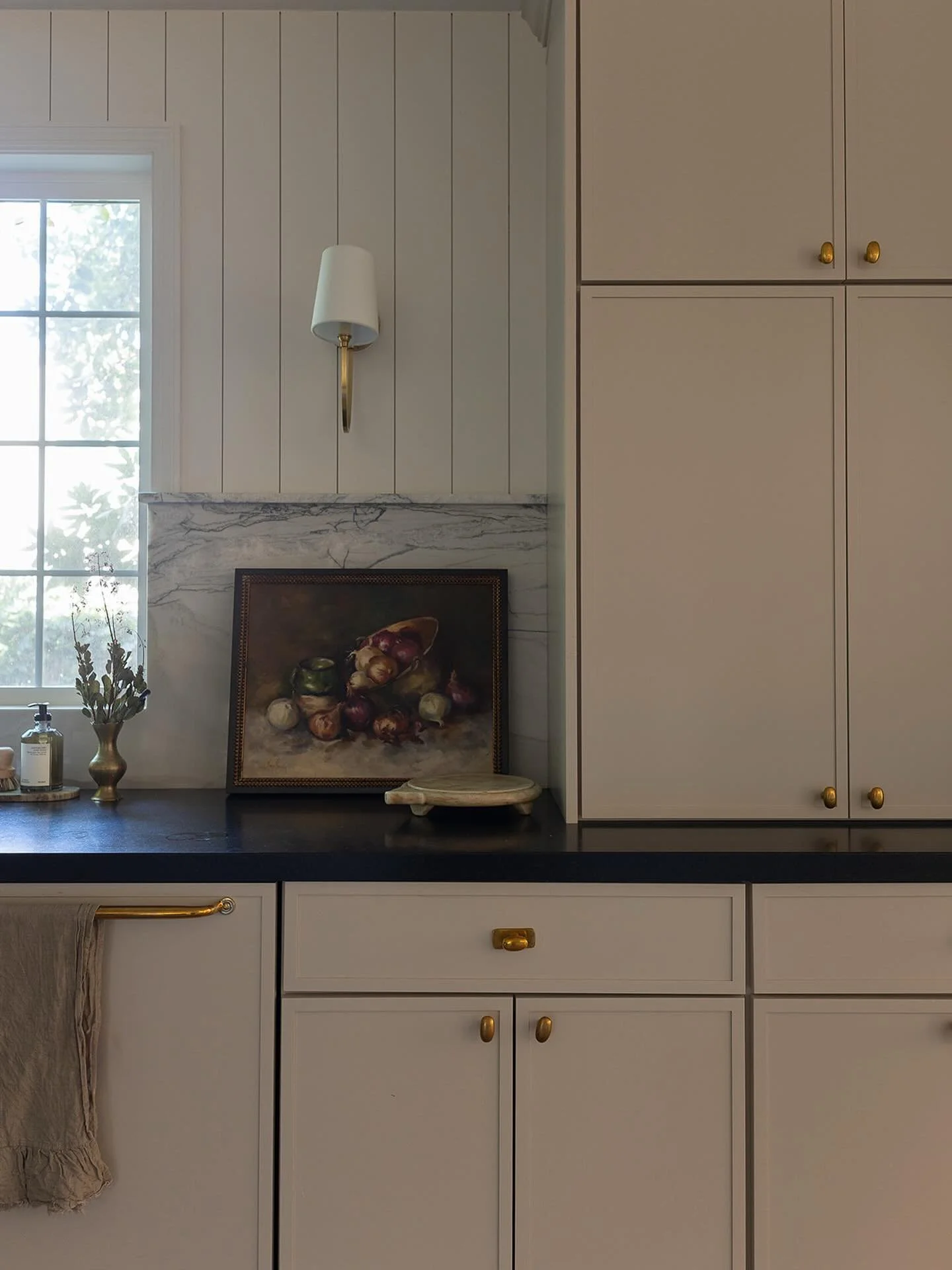 Always more aged brass hardware with back plates! Glimpses from this renovation where varying materials tie in and minor details make it all come together in a major way. Interior Design by us @designhutch.la //
Photography by @victoriagoldphotograph