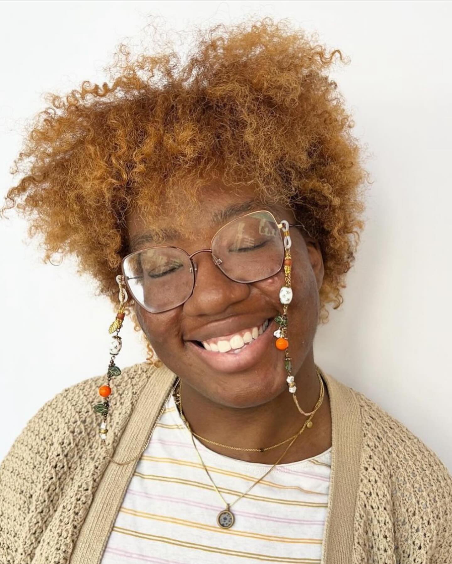 @hairgalkylie achieved a Complete Color transformation for @siarra.kima from natural virgin hair to a rooted golden copper/blonde!
*haircolor only on this look.
.
.
.
#haircolor #goldencopper #phillyhair #phillysalon #phillystylist #curlyhaircutphill