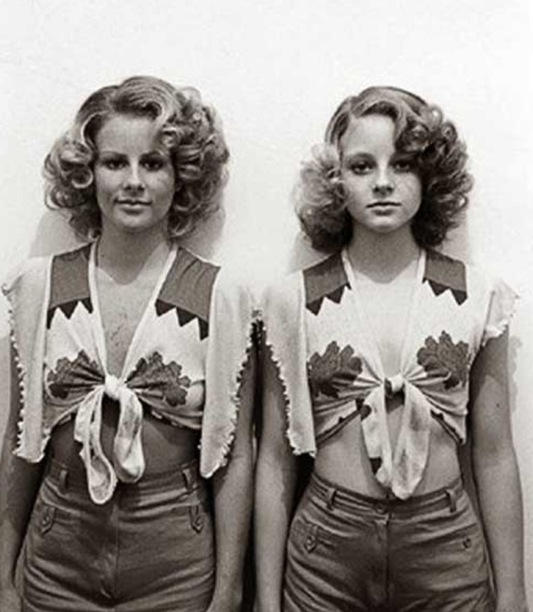 Jodie Foster and her older sister Connie, who stood in for the 14-year-old Jodie on the set of Taxi Driver during the more explicit scenes.
.
.
.
@allthe_rightmovies