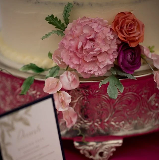 The best photographers will seek out the littlest details to document. And you&rsquo;ll be so glad they did. 🌸 @jennifermardusphotography is great at doing this! These sugar flowers are mini works of art by @irenemaston - missing you! #VT