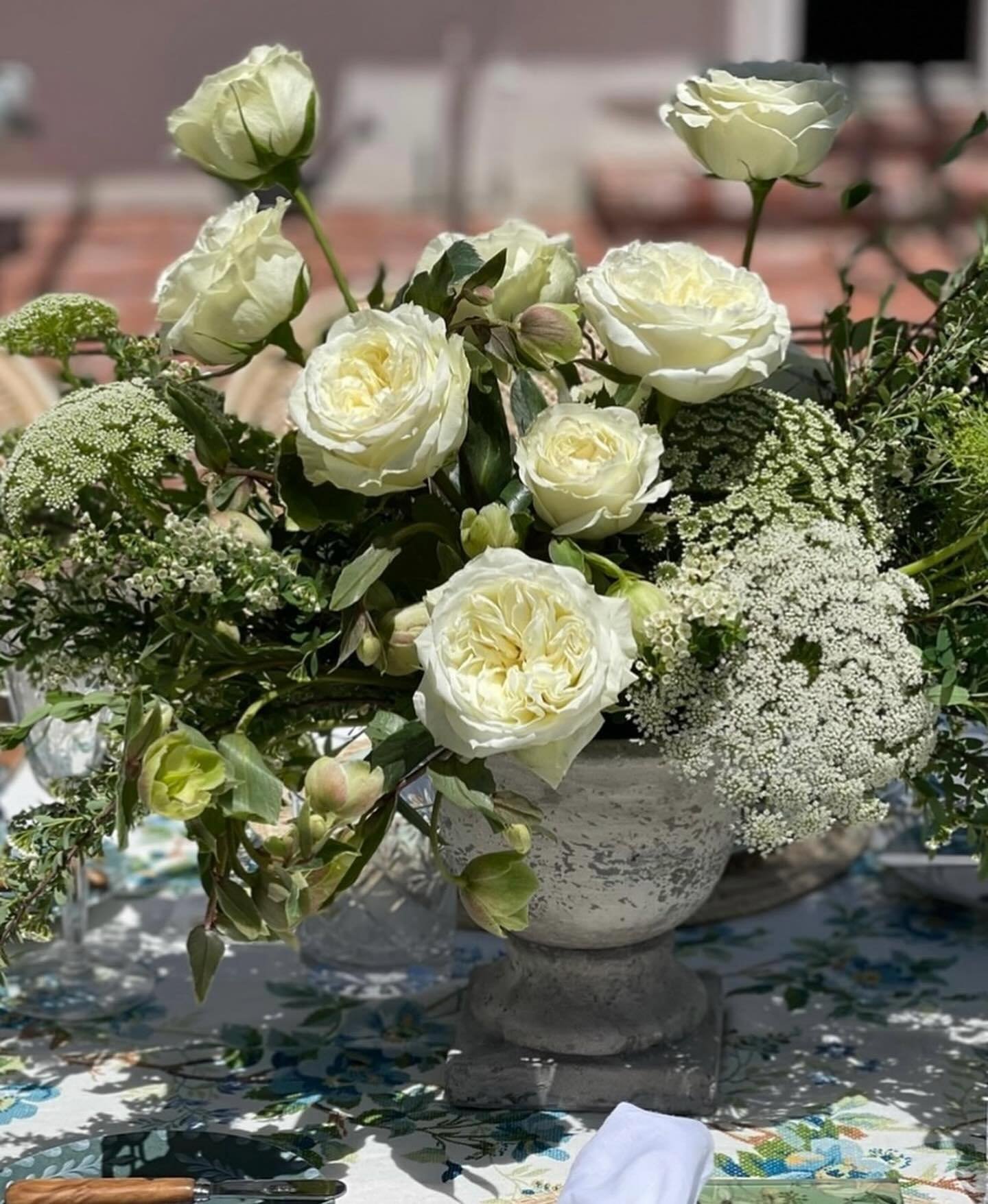 Chic garden party and baby shower vibes. @lyndenlane @lyndsey2009 @valoriedarling @theark_ @thearkelements @ambereventprod @mellanoandcompany @mellano_oc @accentdecorinc