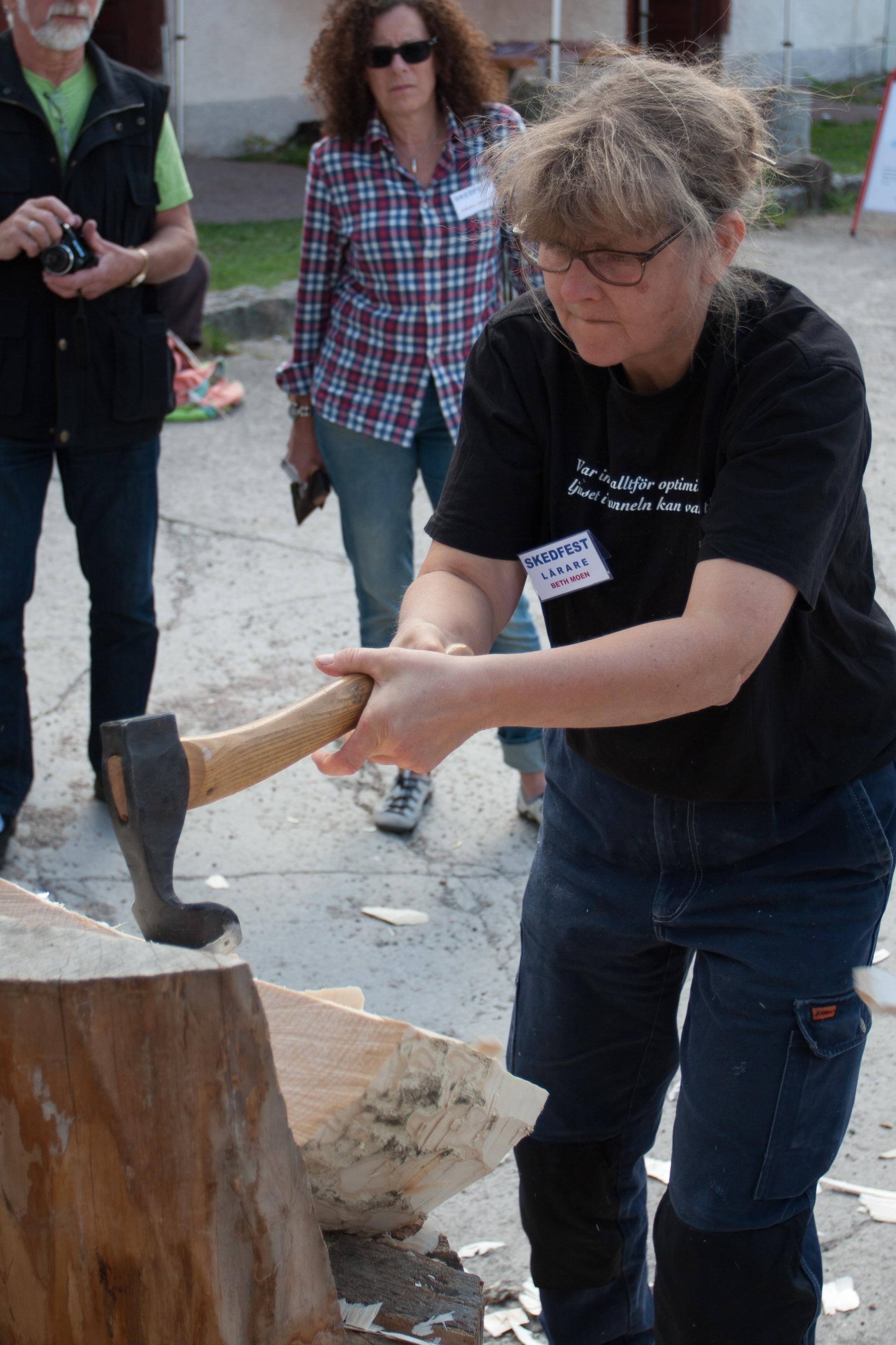 Beth Moen hewing out a bowl with a long handled adze at Skedfest 2014