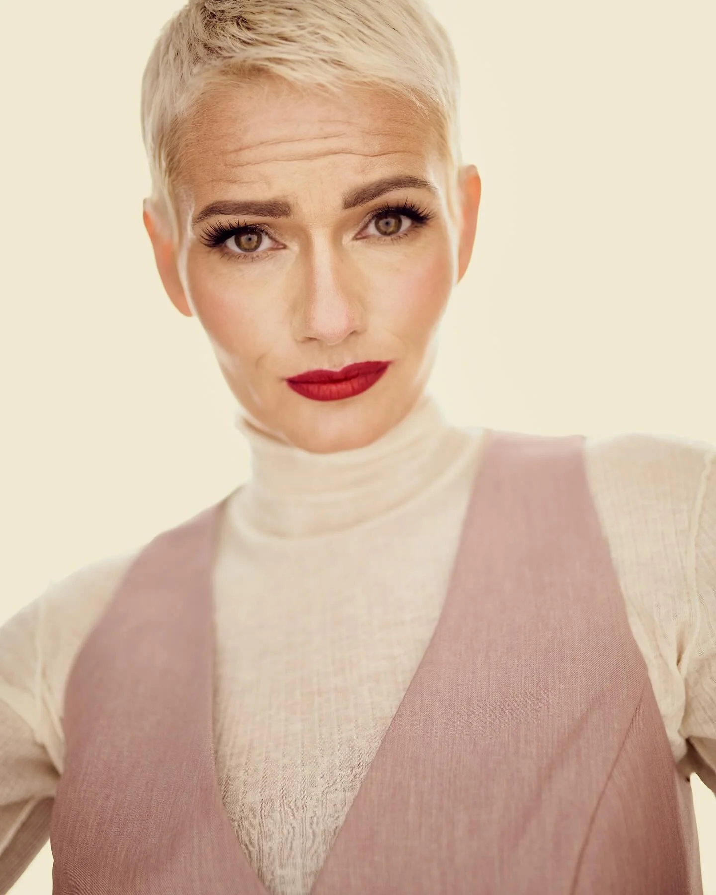 No filters no retuch no photoshop.
Just @dobrawapiekosszymanska and her beauty and charisma.
@martyna.regulskaa makeup  shoot at @uvstudiowarsaw  best place! #nofilter #nofilterneeded #beauty #celebrity #profoto #nikon #sigmaart #captureone