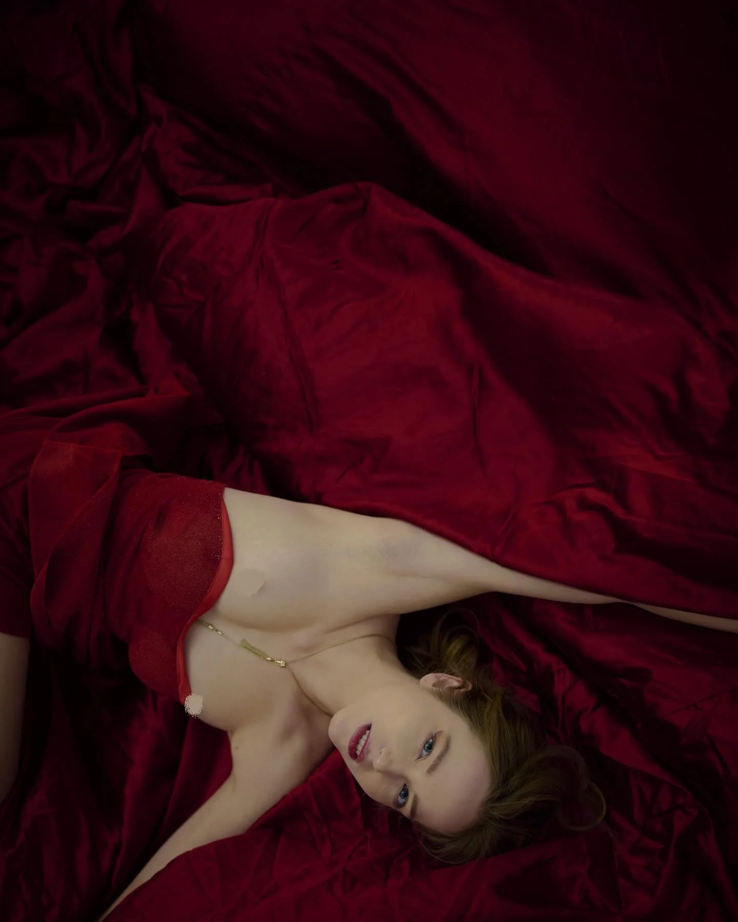 Simple. Basic. Ale magiczne i spontaniczne z @e_belza Mua @kalakteryzacje #nikon850d #profoto #photoshoot #setdesign @uvstudiowarsaw