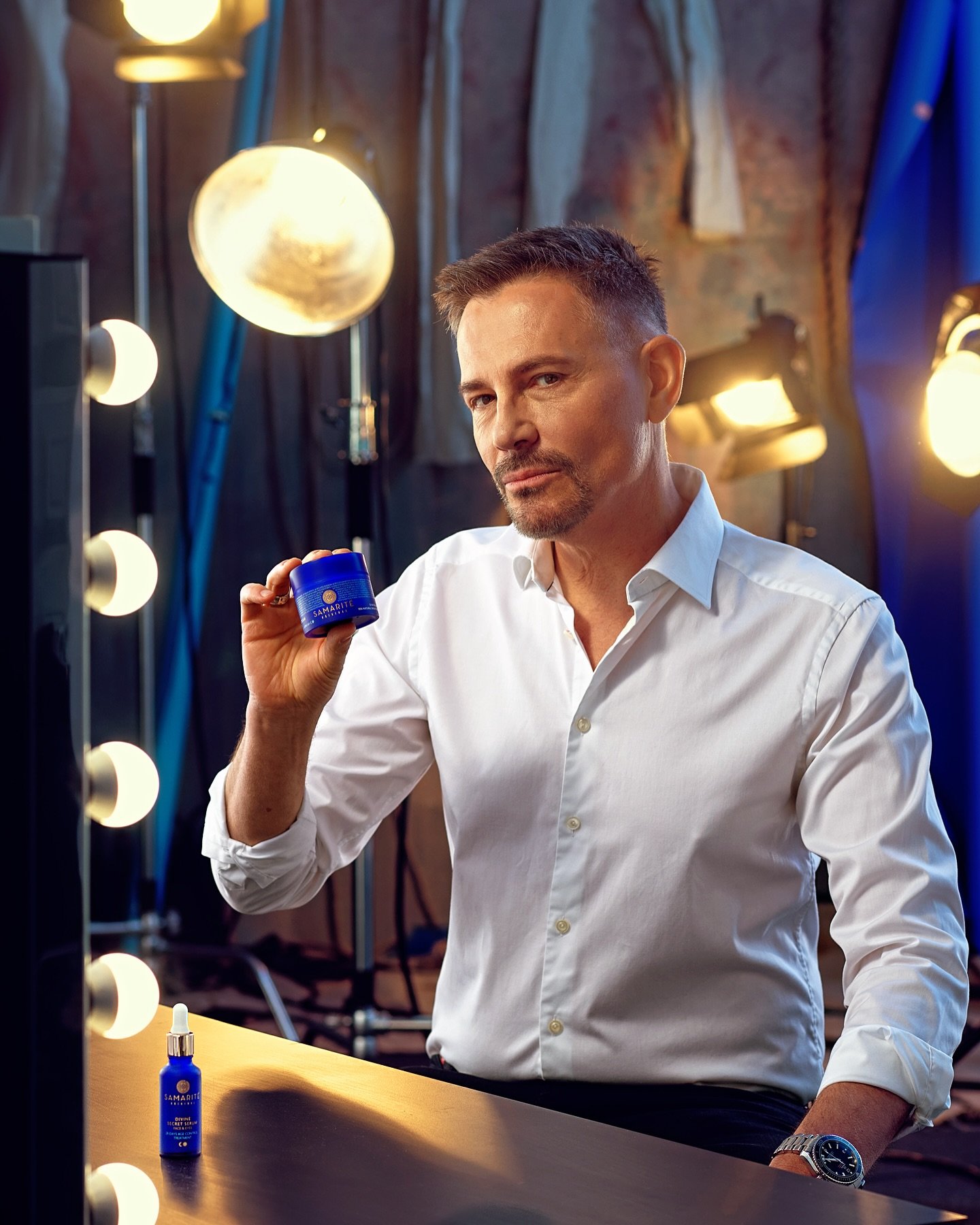 Razem z @krzysztof_ibisz_official zrobiliśmy ostatnio szybką sesję dla @samariteoriginal wszytko działo się w  @uvstudiowarsaw agencja to @vcreatives.agency naprawdę świetny klimat na sesji!  NAJWAŻNIEJSZE ŻE  Wszytko bez retuszu, cała scenografia z 