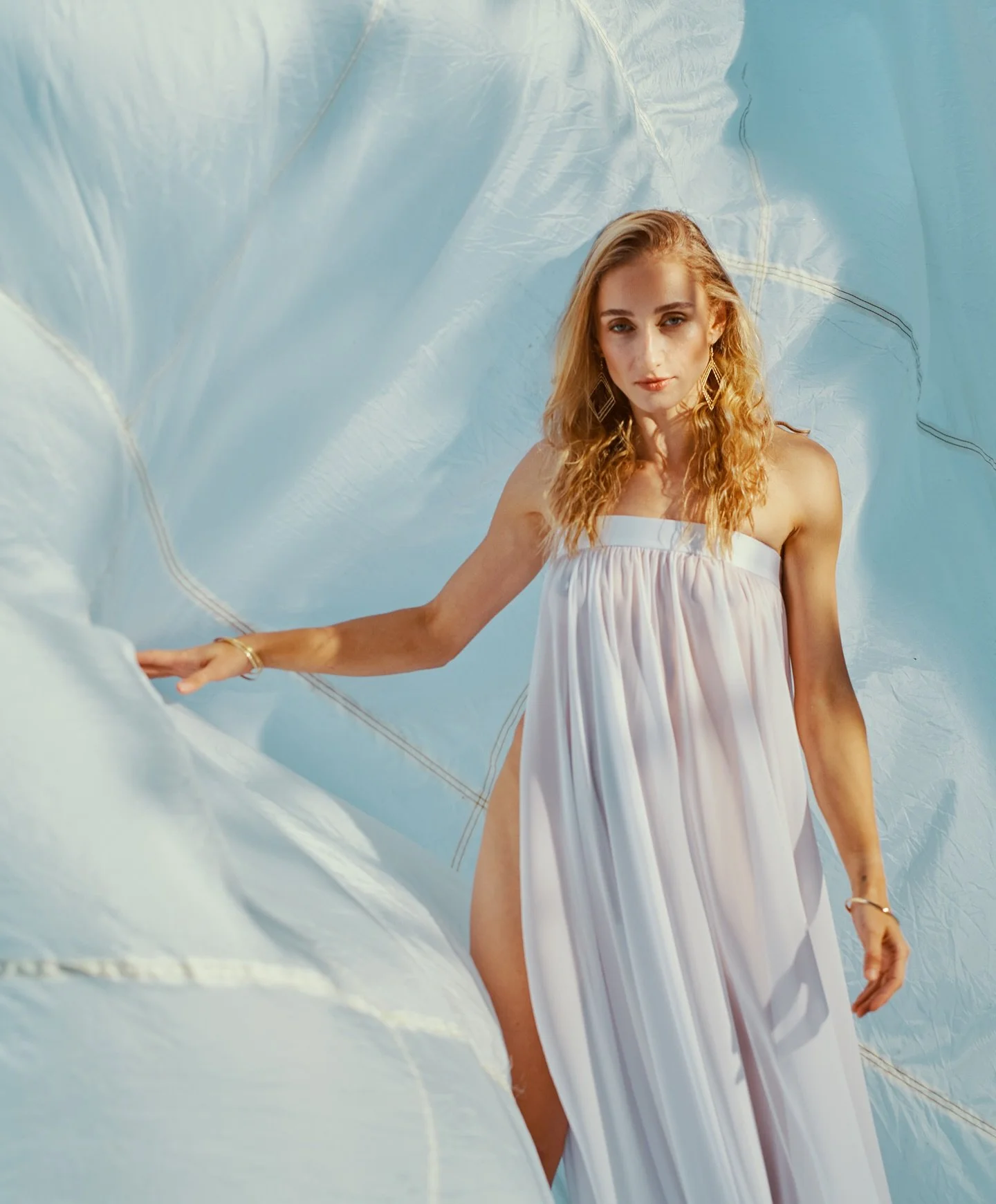 The big white project @thesandrakevin in @kopamakeupart and @justynaoltarzewska_atelier  all shoot in studio @uvstudiowarsaw the studio with 8m high mounting rig. And 15m space for the light that I needed to achieve this effect #godess #greece #athle