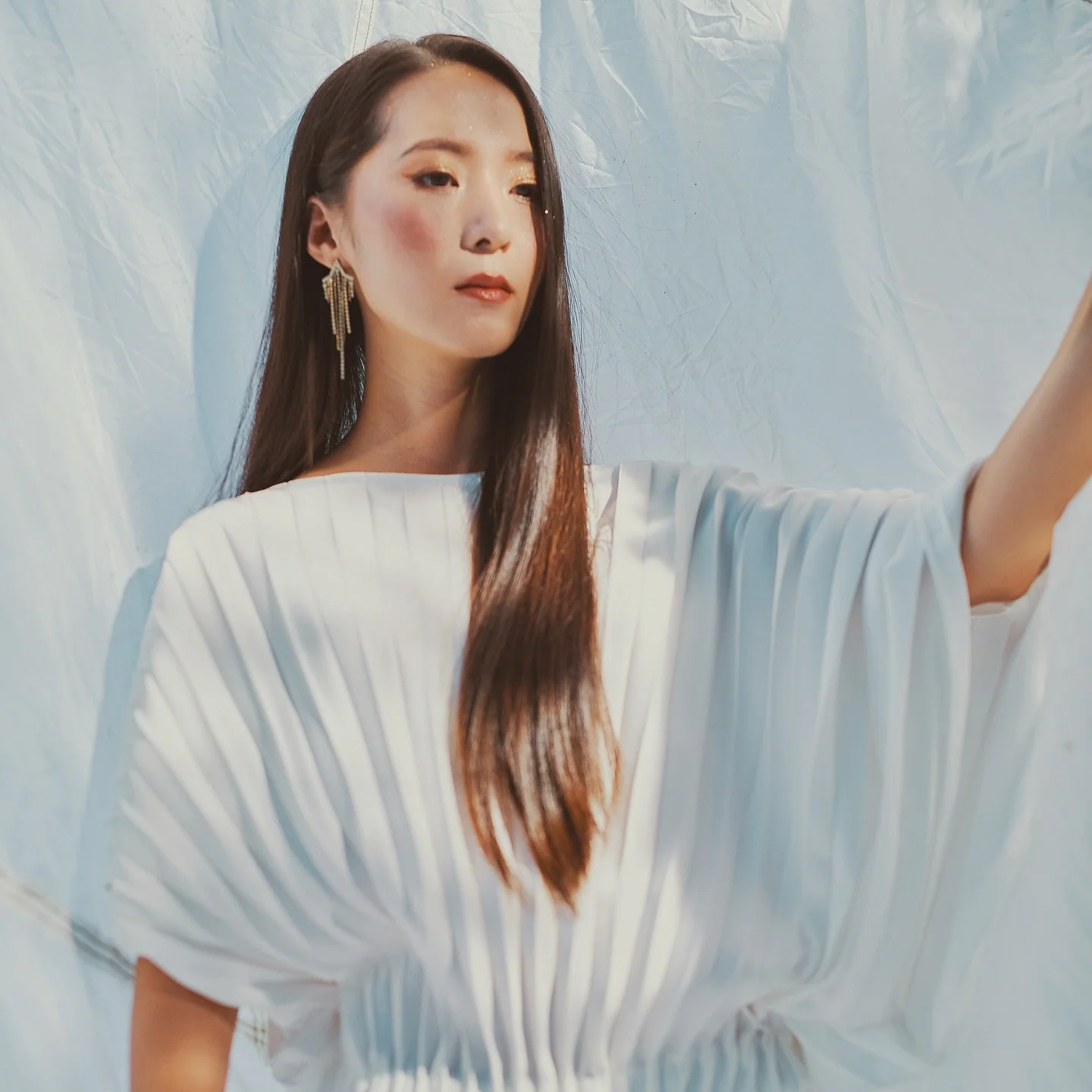 One one only @jadzia.kim ! Na codzień pełna humoru dziś trochę klasycznej! Cudowna wsp&oacute;łpraca i mega pro na planie!! Żeby wszyscy iflu tacy byli ;) malowała @kopamakeupart ubrania częściowo &ldquo;szafa własna&rdquo; Jadzi plus @justynaoltarze