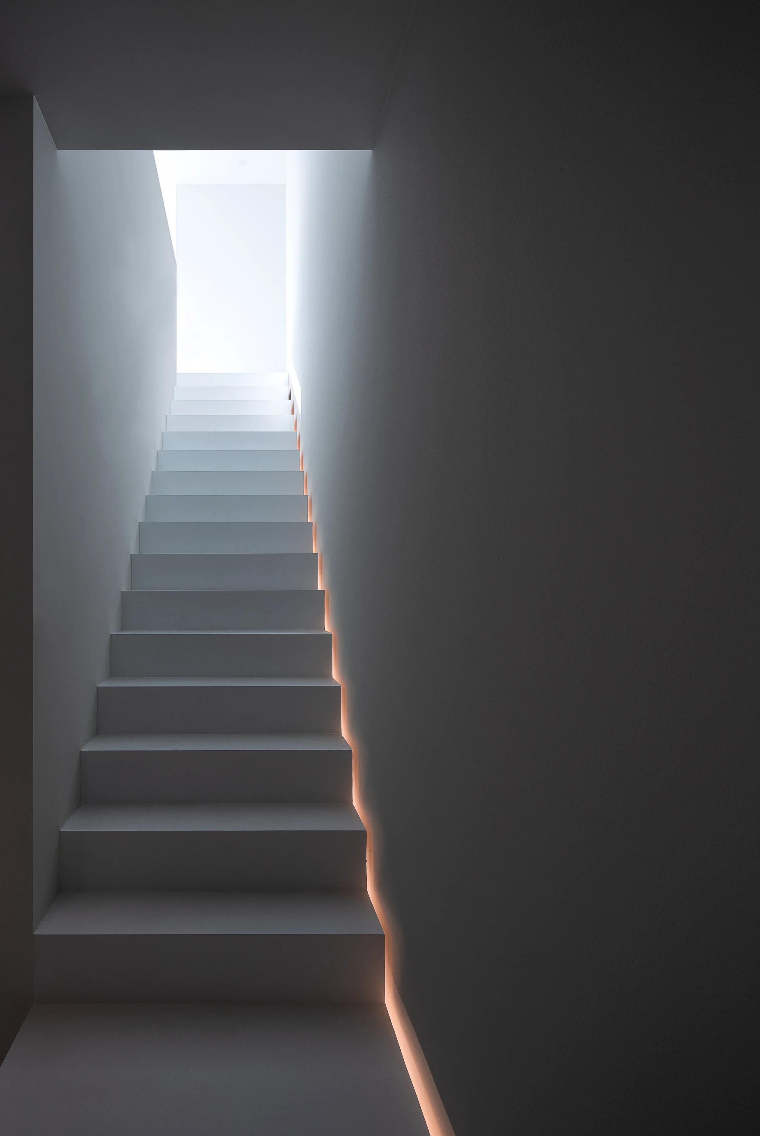 stairs to heaven ;) indirecte verlichting naast trap, it’s all in the detail